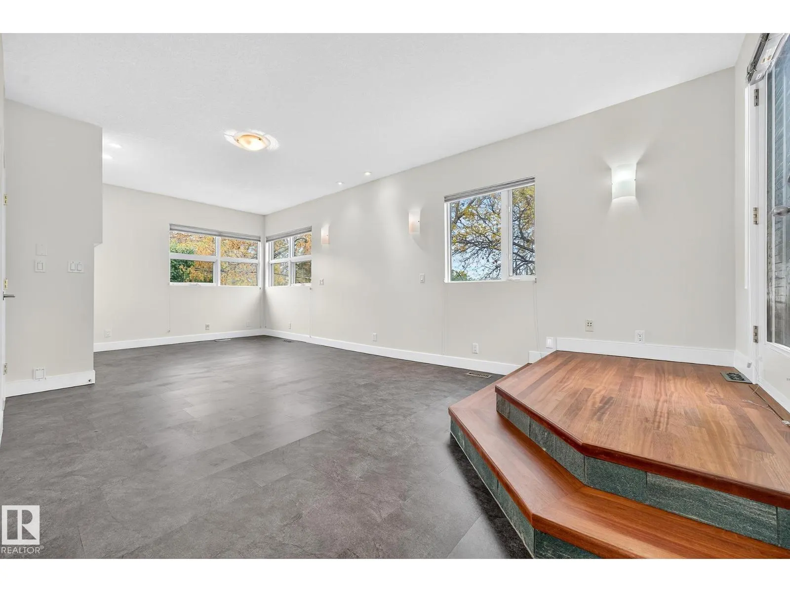 8860 93 ST NW