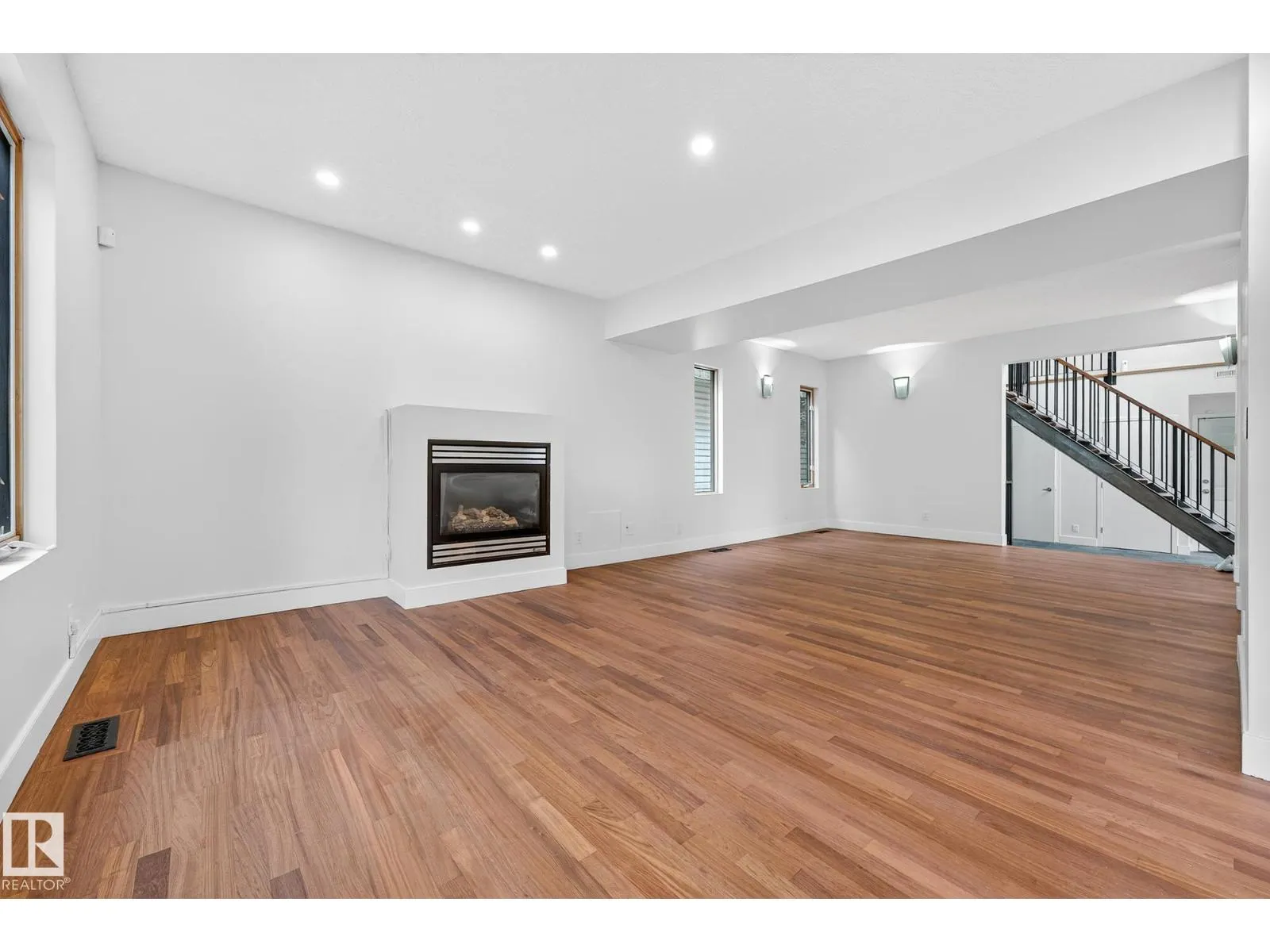 8860 93 ST NW