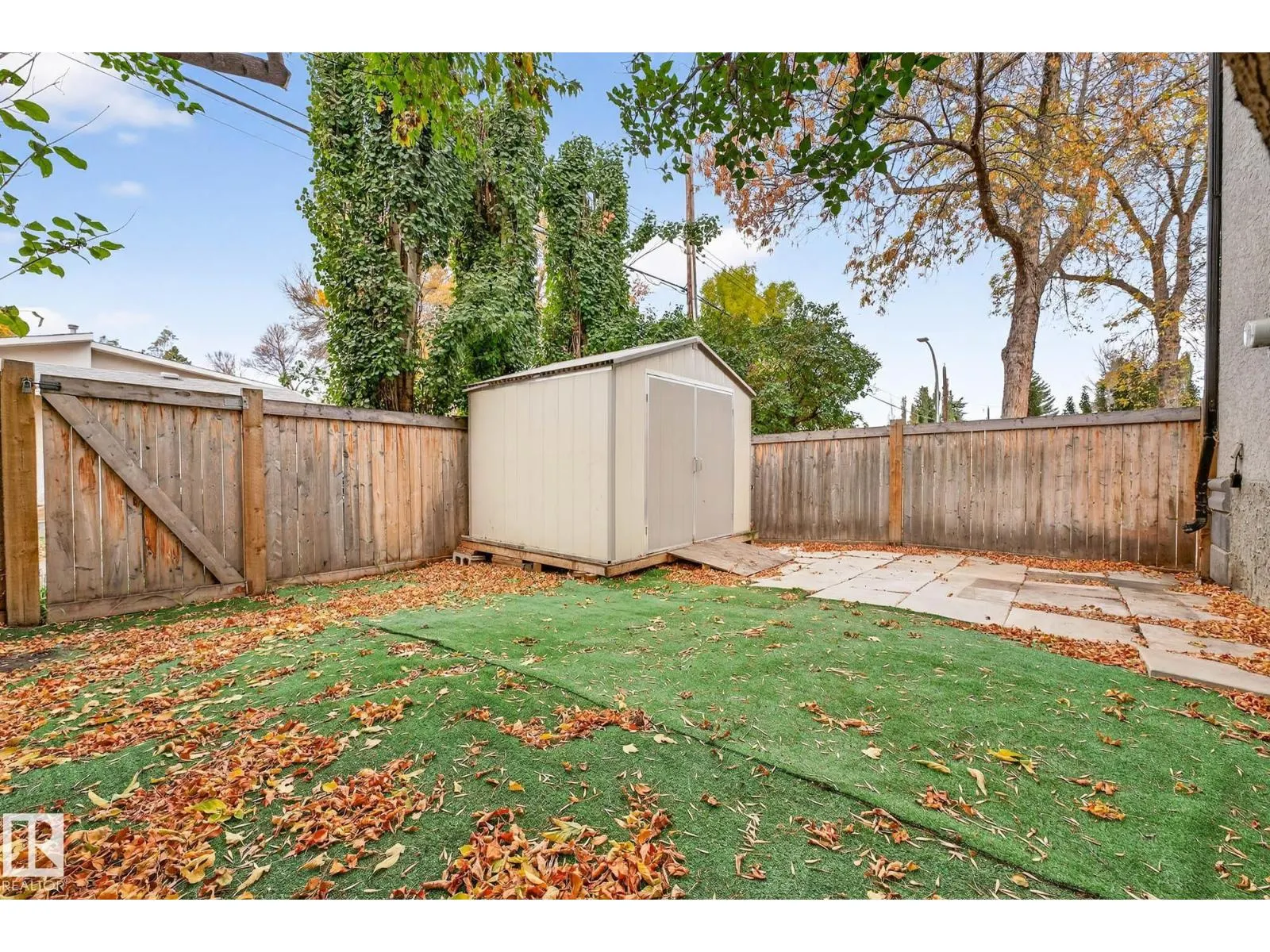 8860 93 ST NW