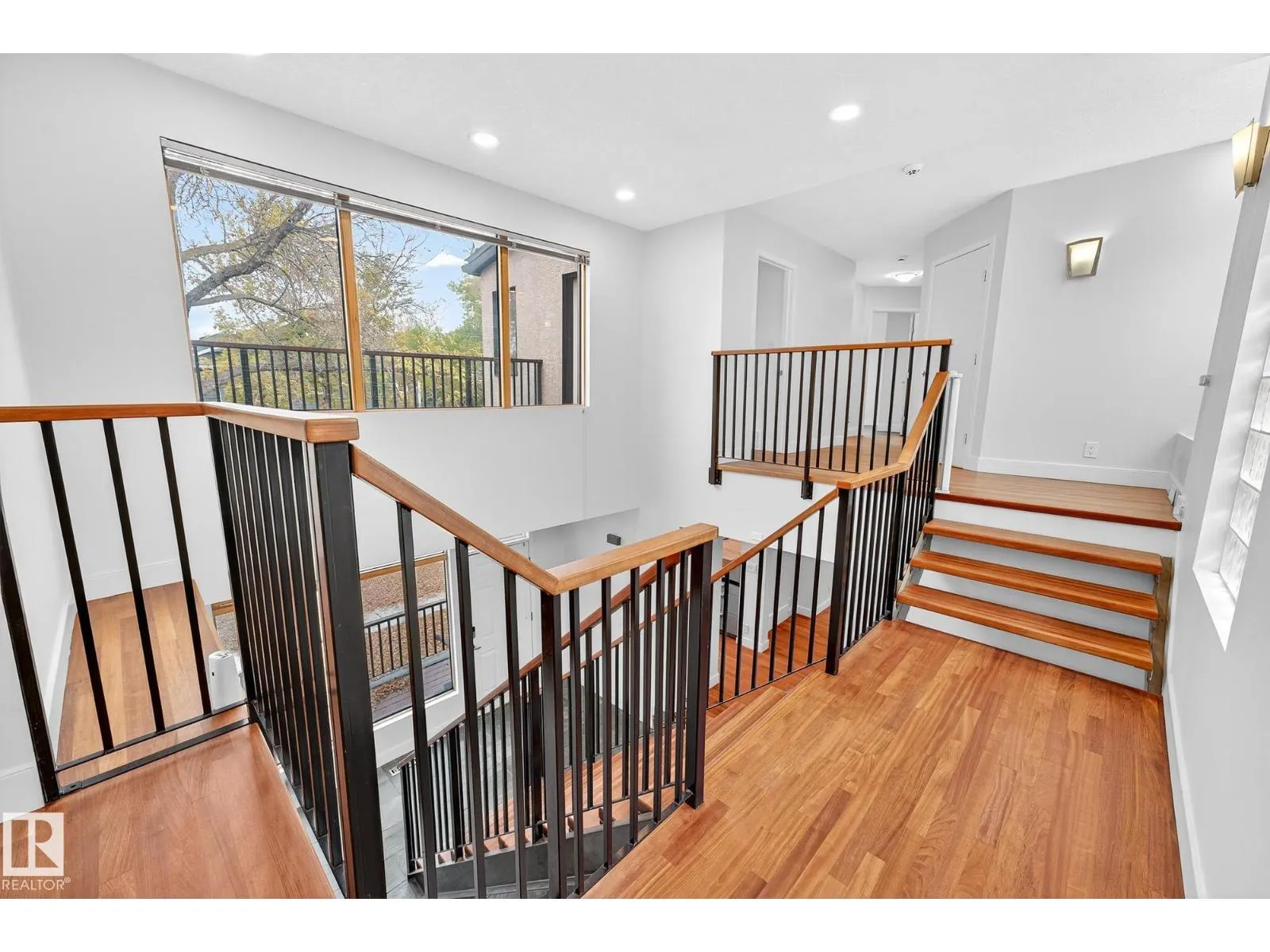 8860 93 ST NW