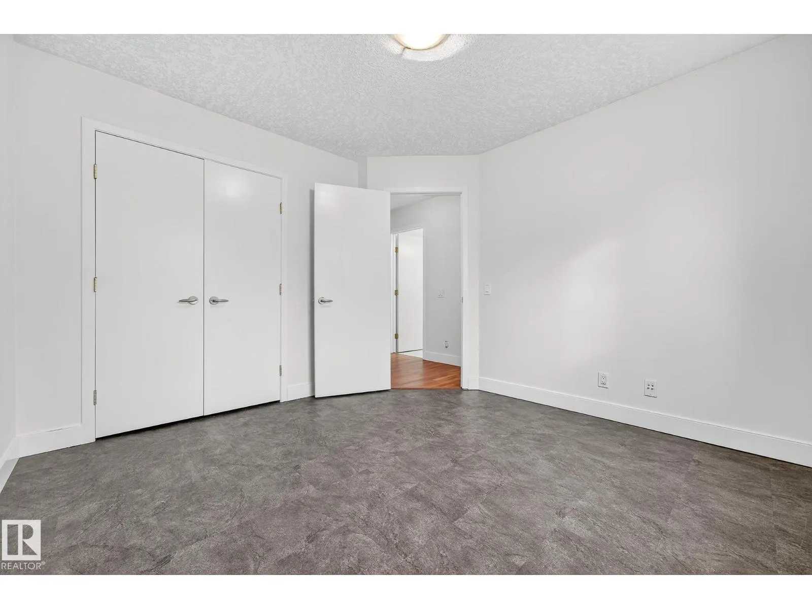 8860 93 ST NW