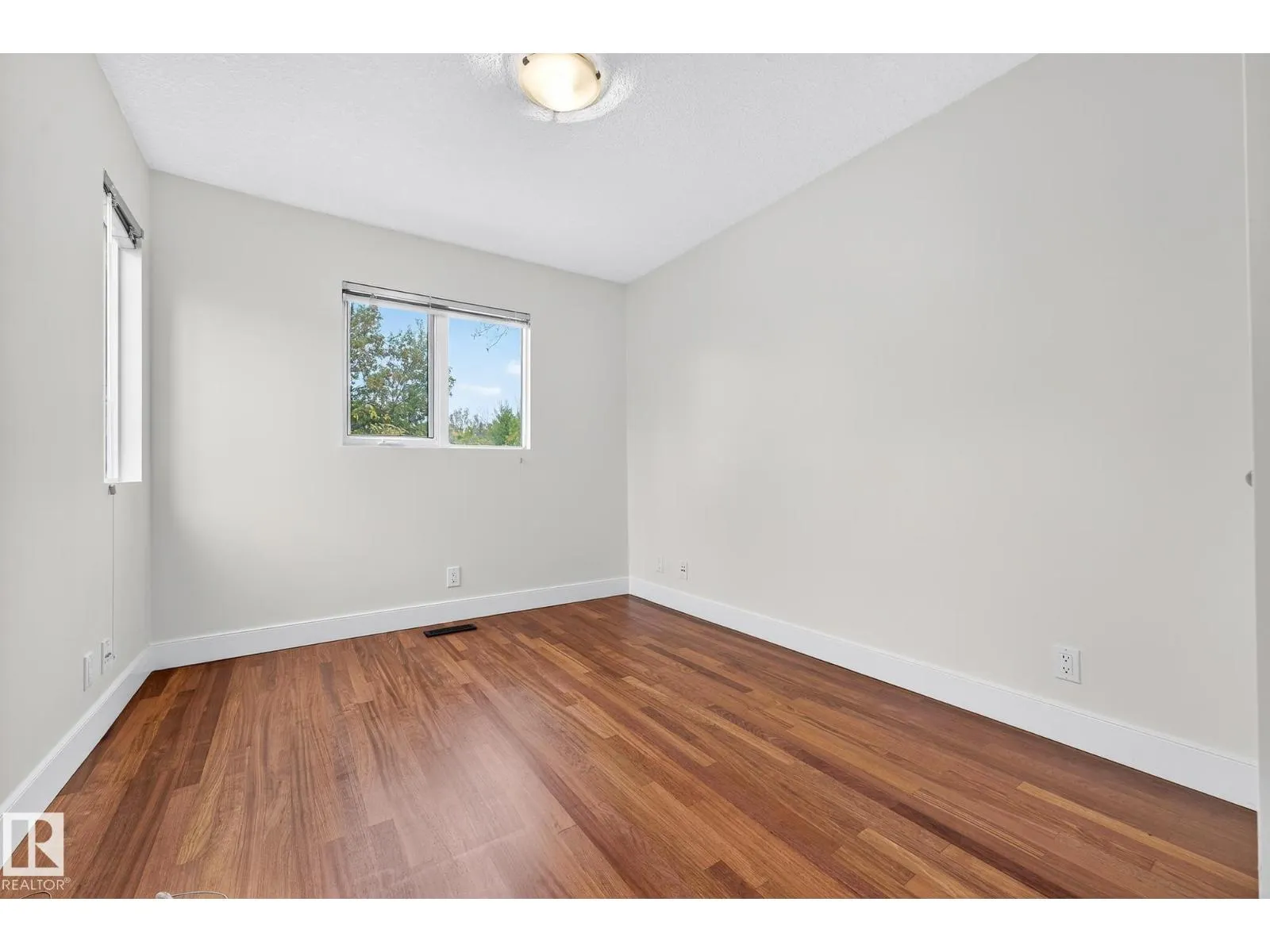 8860 93 ST NW
