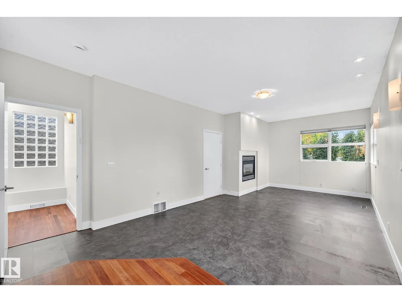 8860 93 ST NW