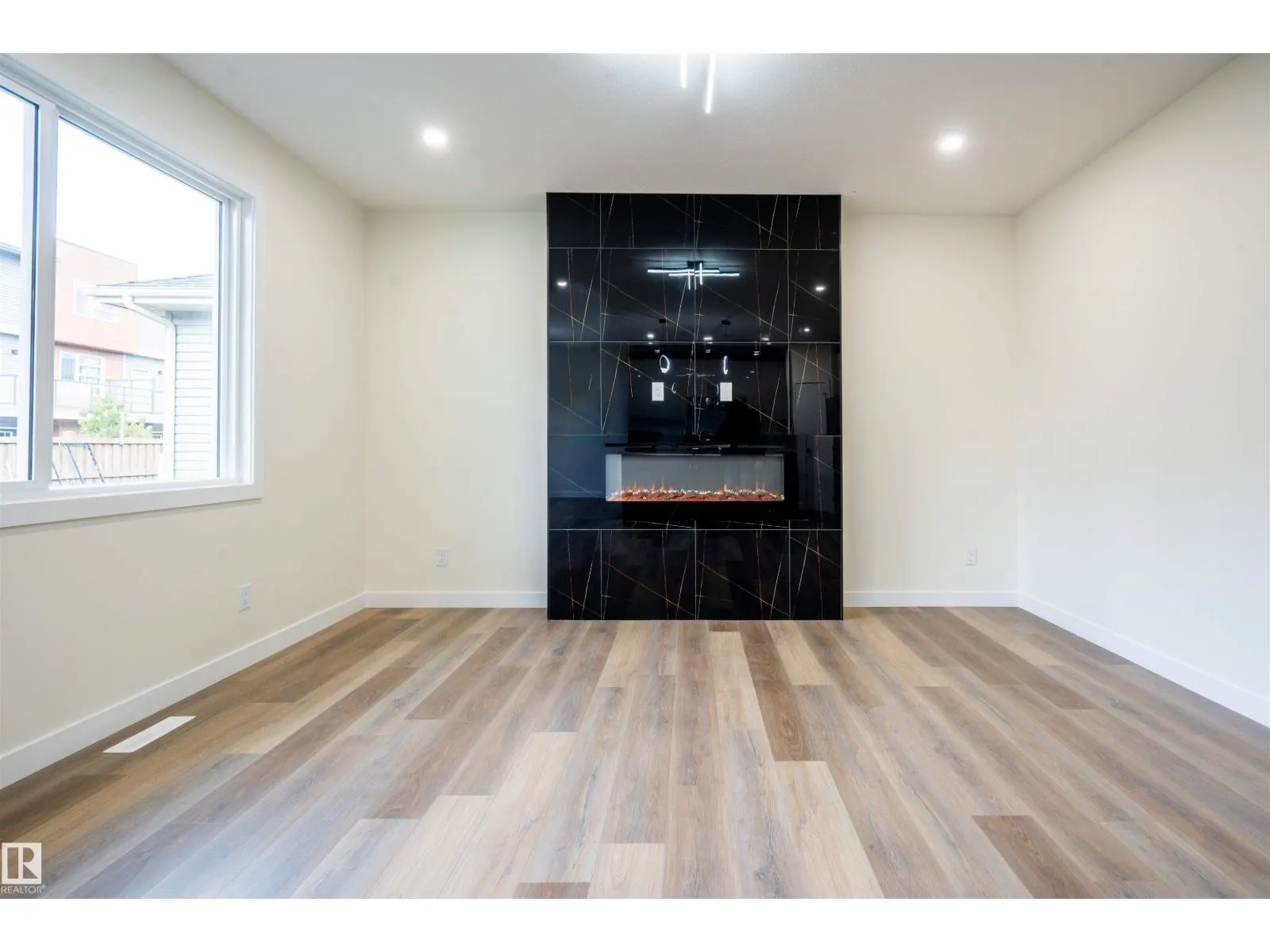 5720 176 AV NW