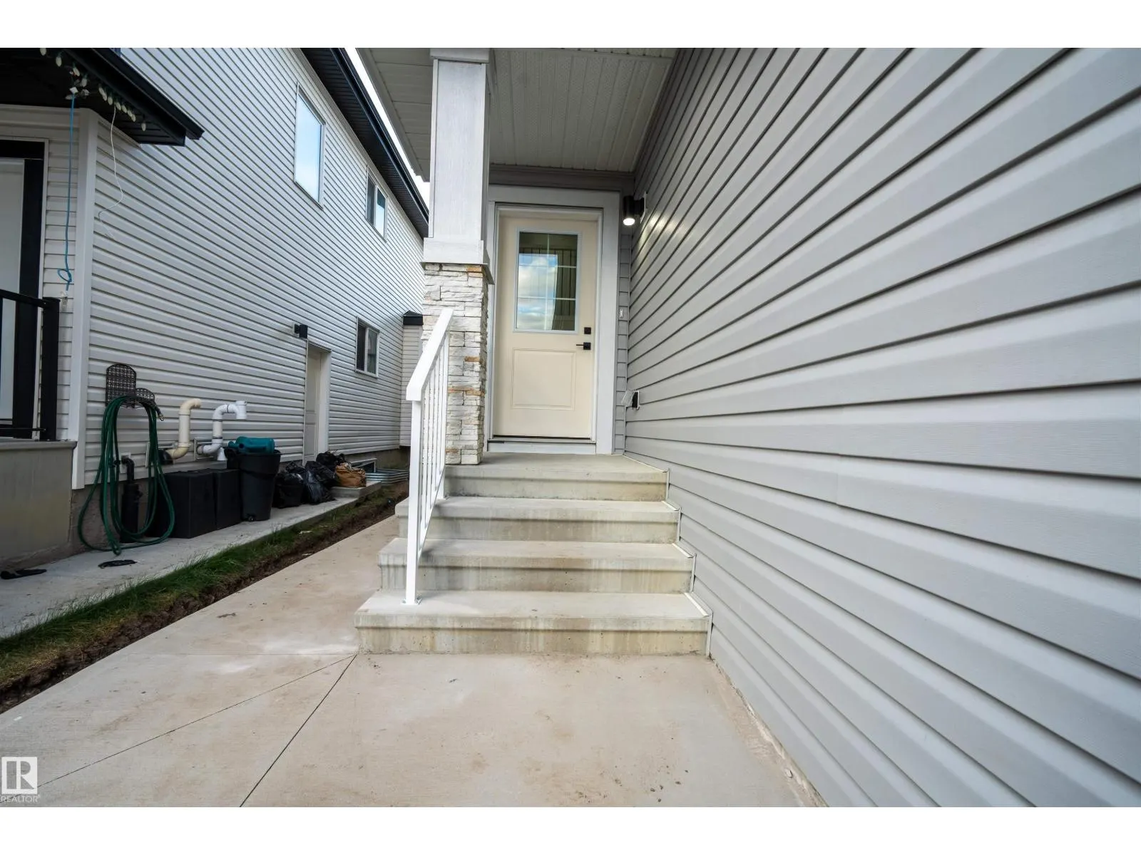 5720 176 AV NW