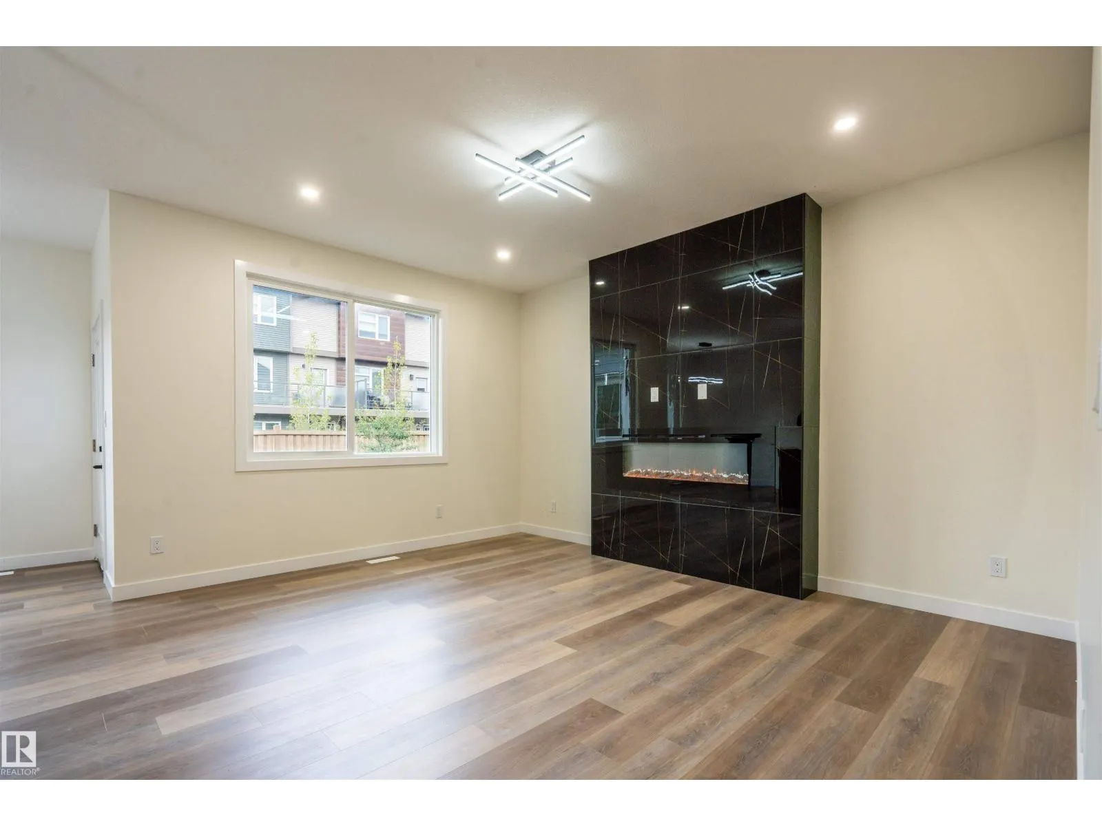 5720 176 AV NW