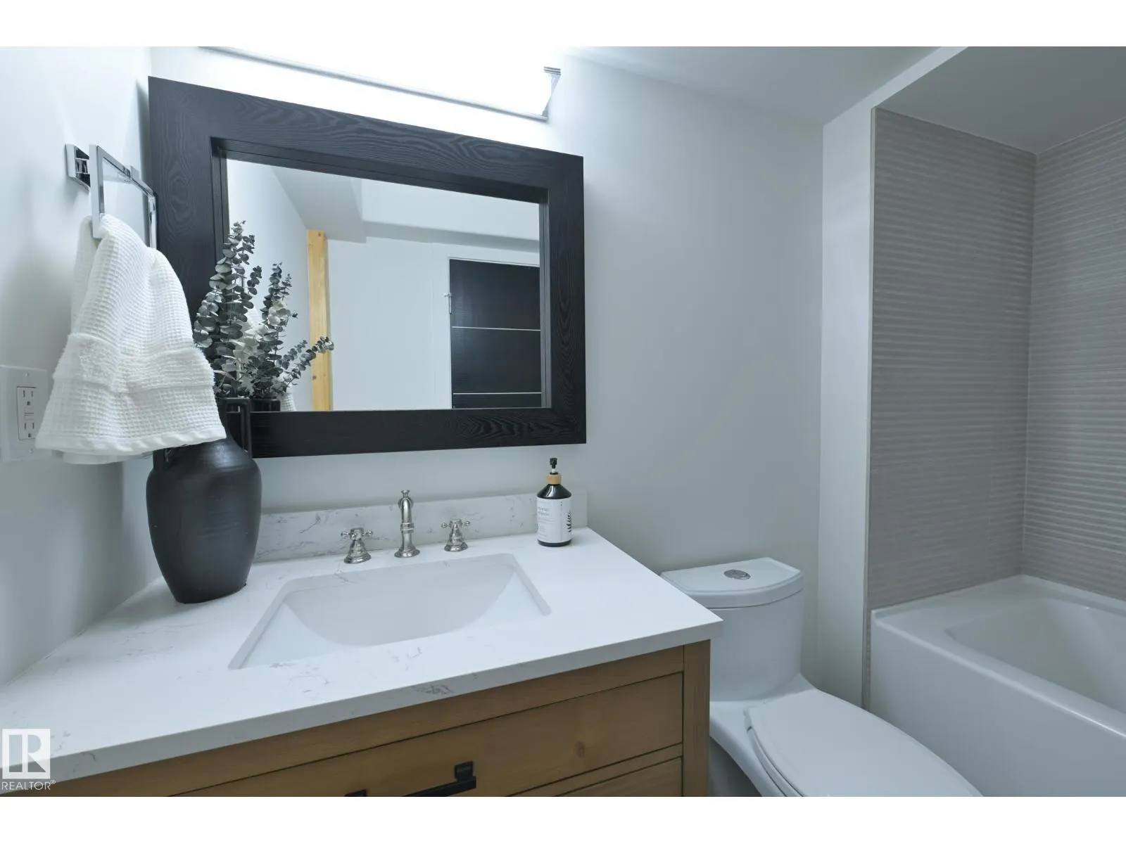 #403 10154 103 ST NW