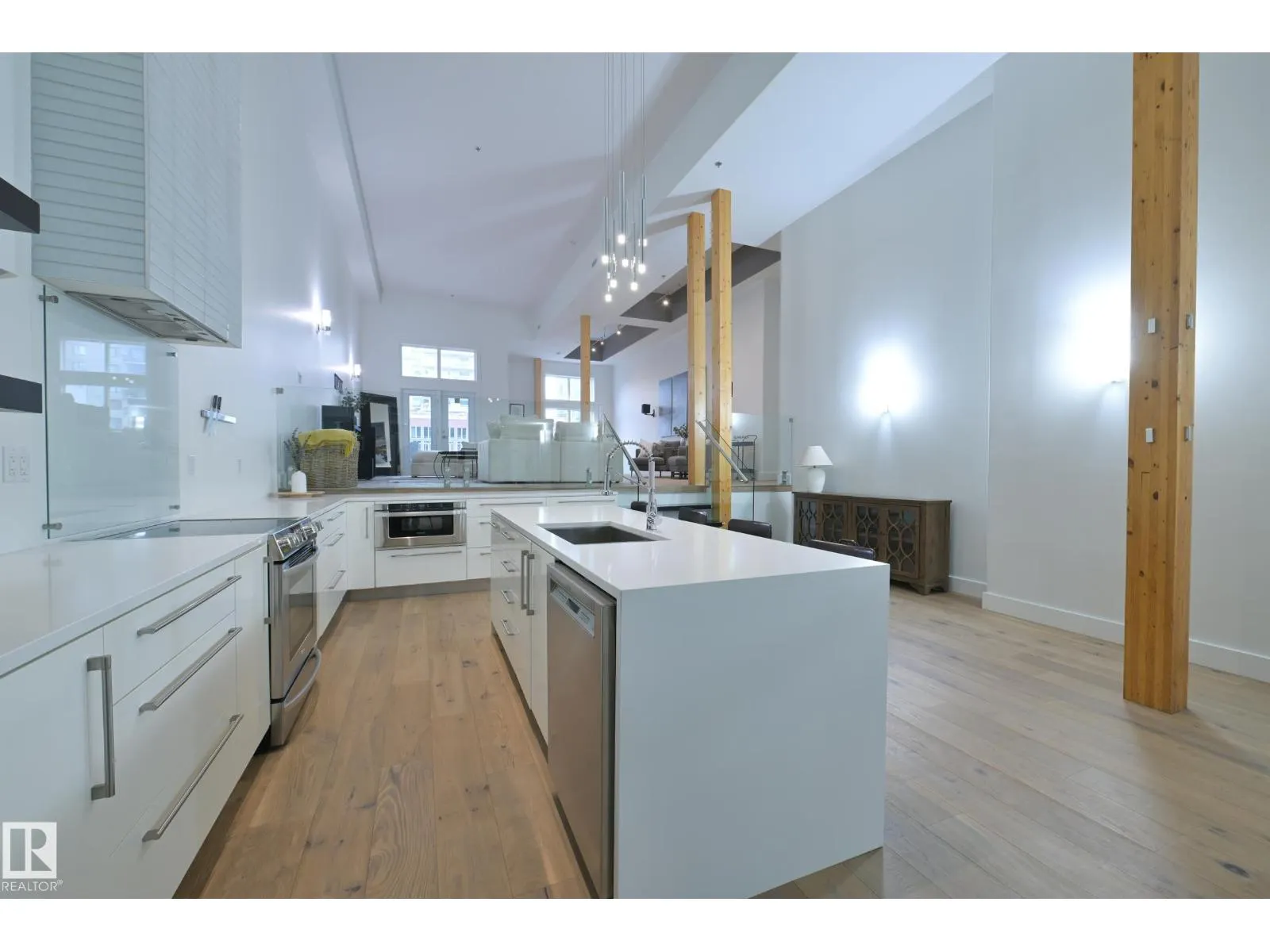 #403 10154 103 ST NW