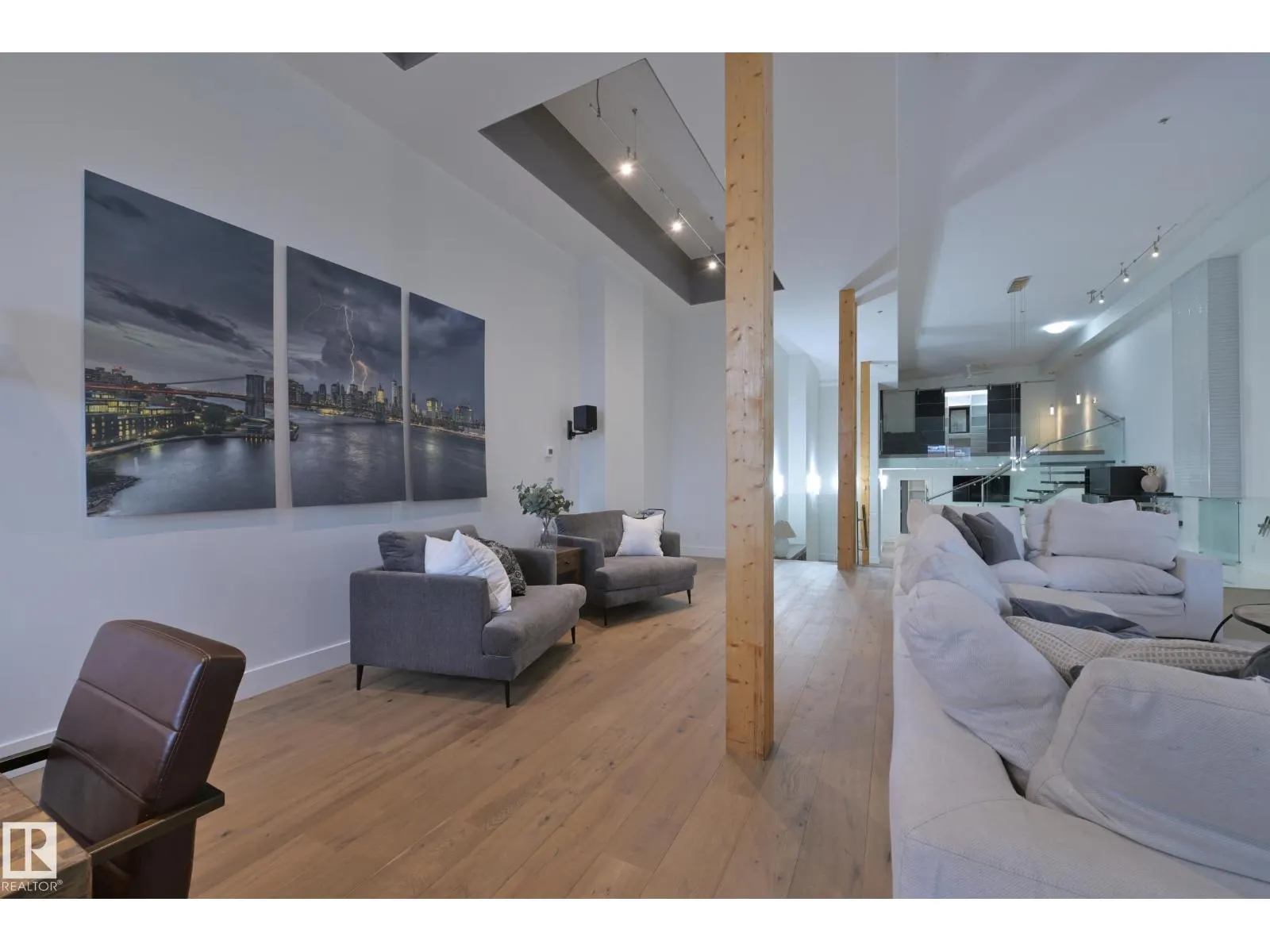 #403 10154 103 ST NW