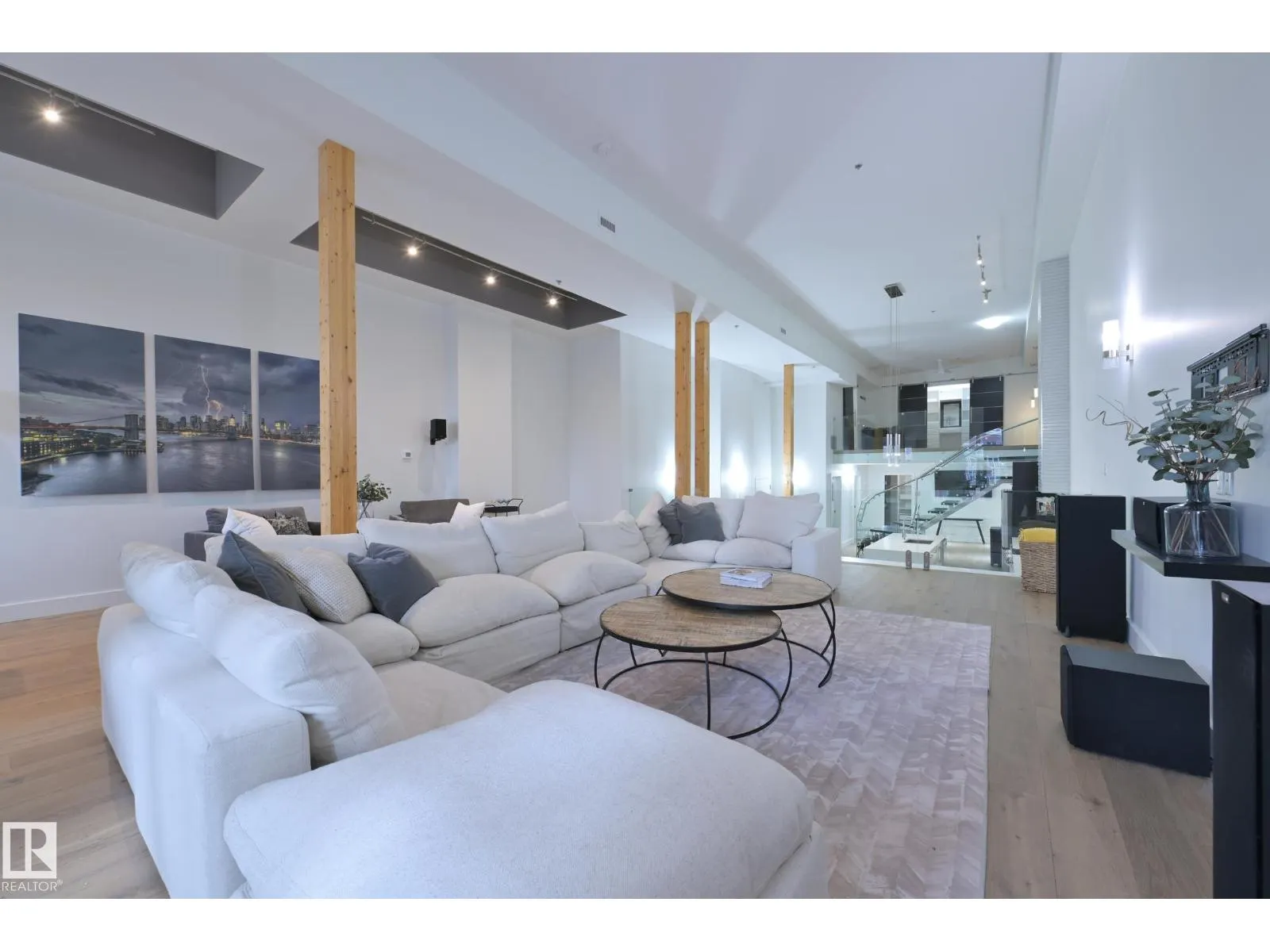 #403 10154 103 ST NW