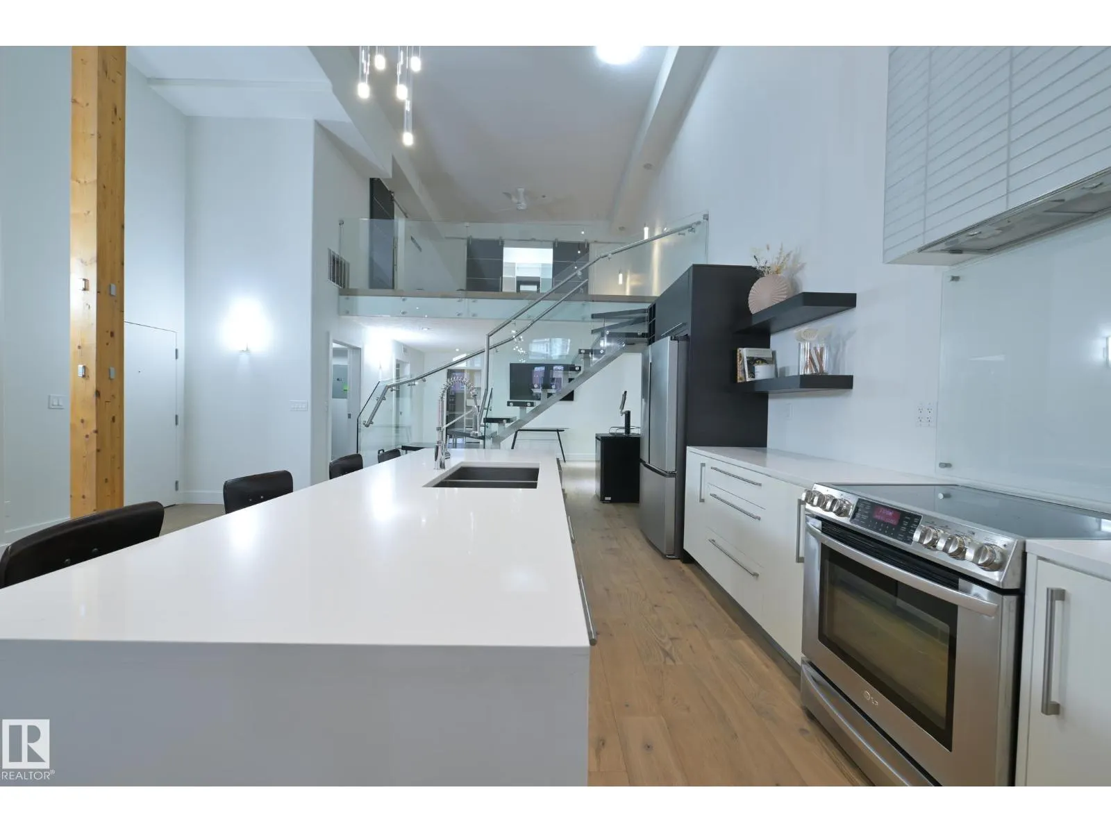 #403 10154 103 ST NW