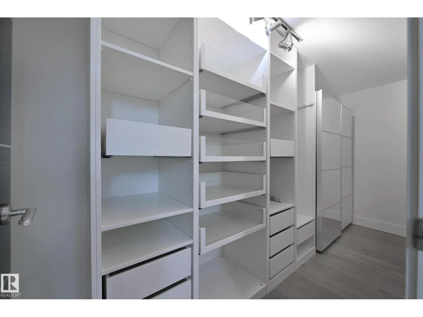 #403 10154 103 ST NW
