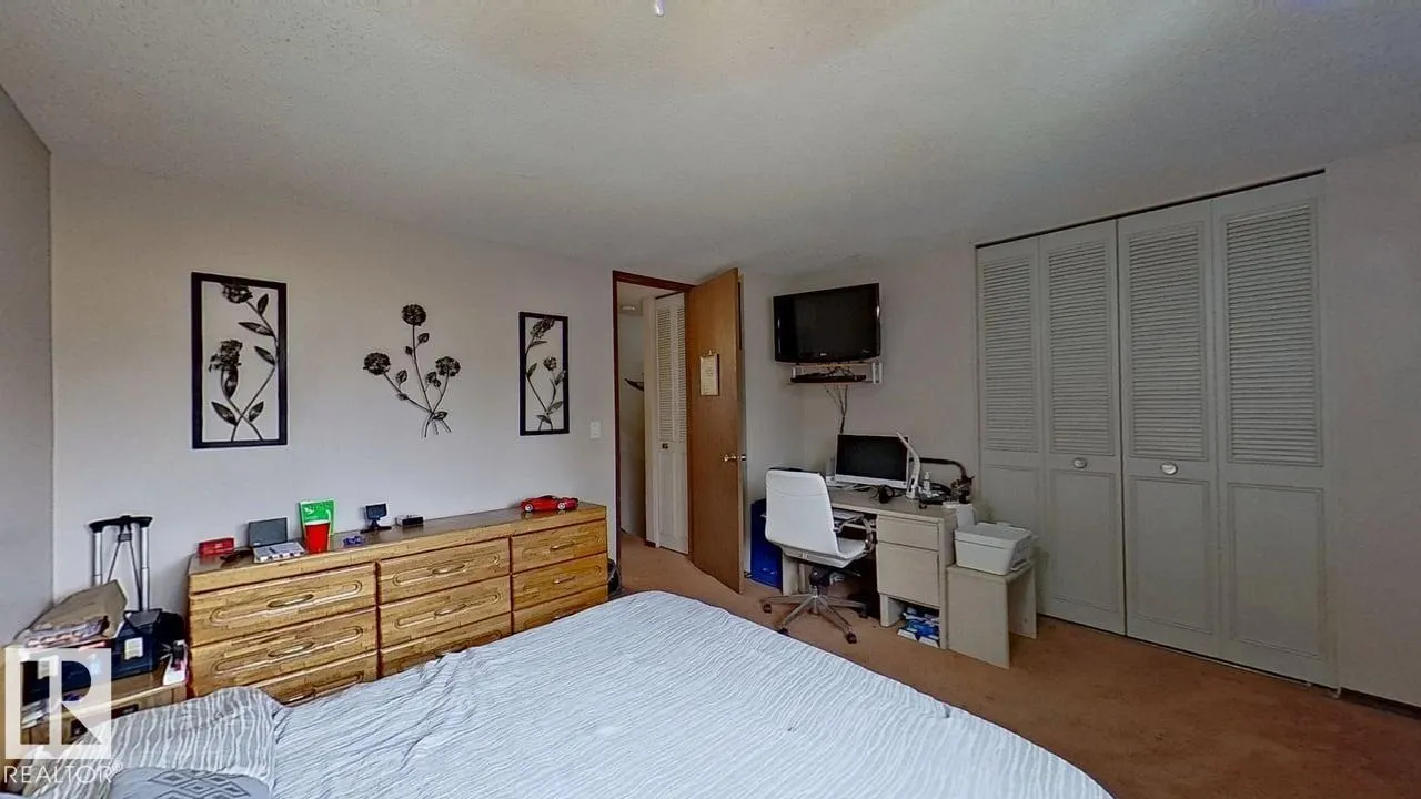 9925 171 AV NW