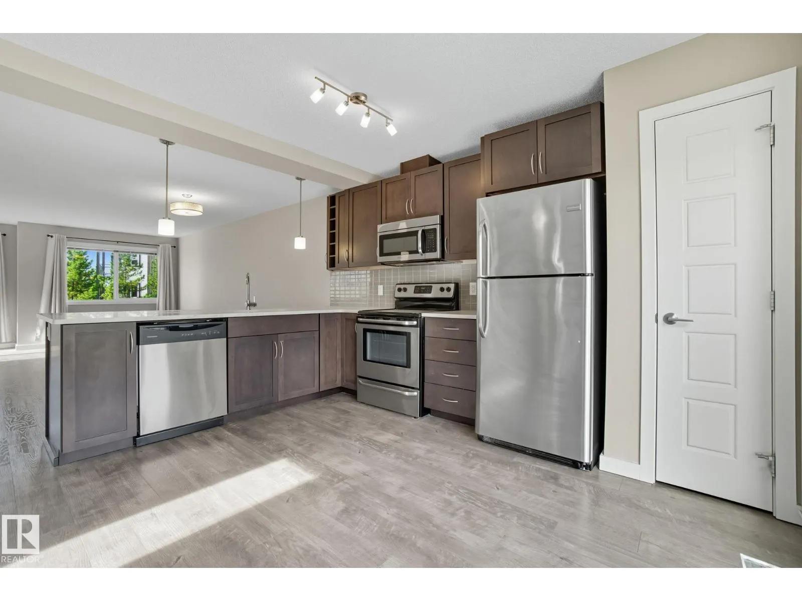 1604 33A ST NW