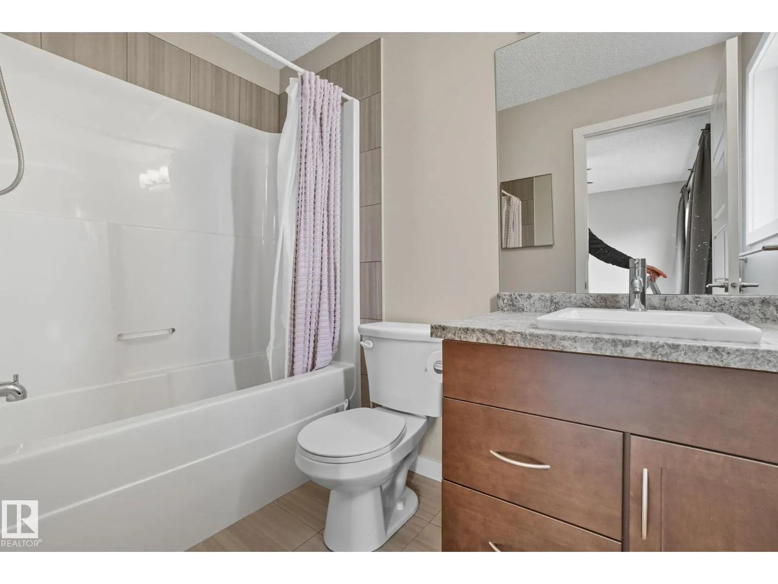 1604 33A ST NW