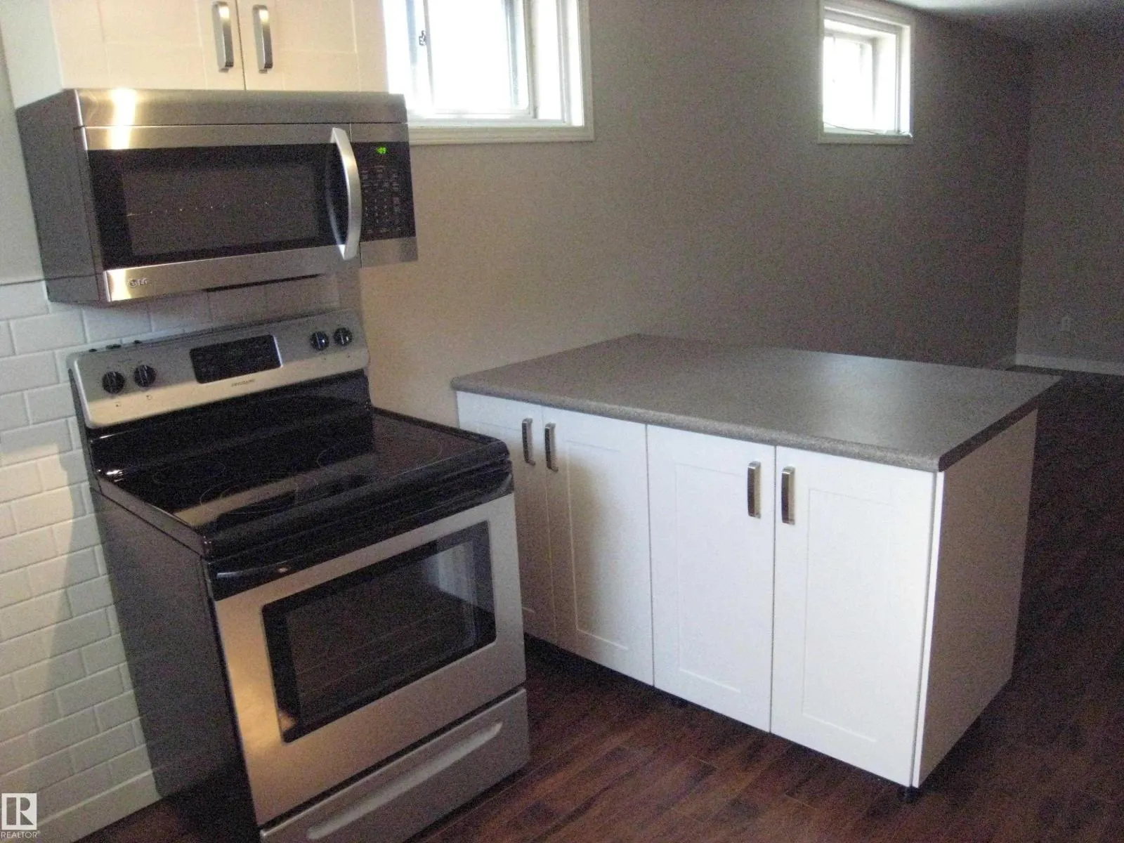 9404 9406 HOLYROOD RD NW