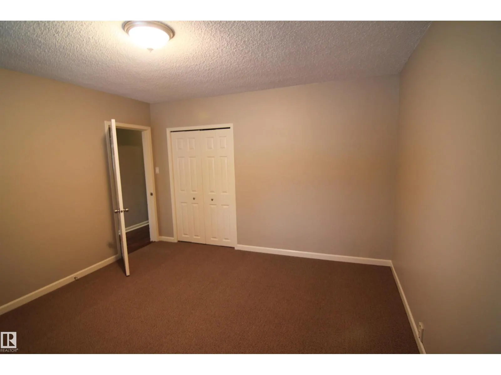 9404 9406 HOLYROOD RD NW