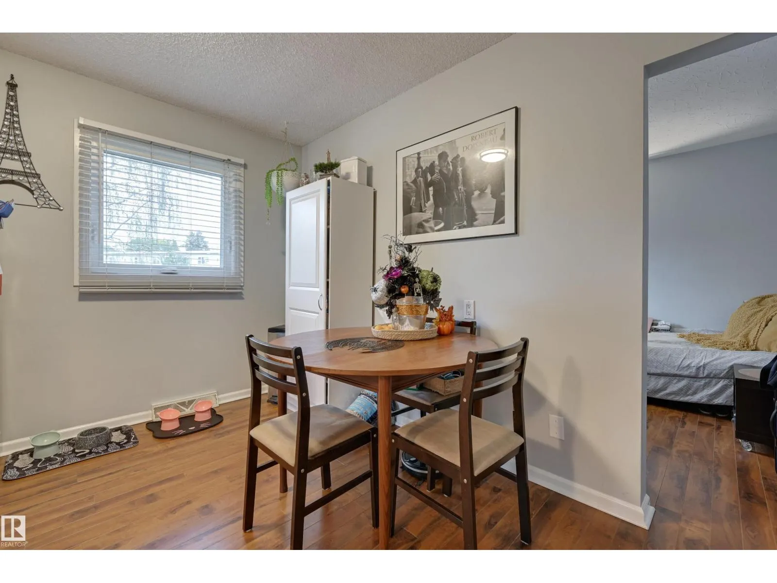 9404 9406 HOLYROOD RD NW