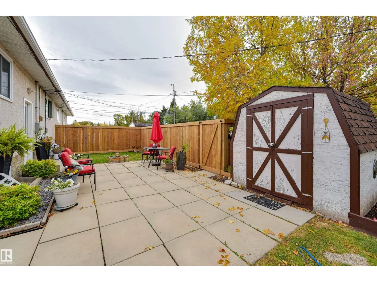9404 9406 HOLYROOD RD NW