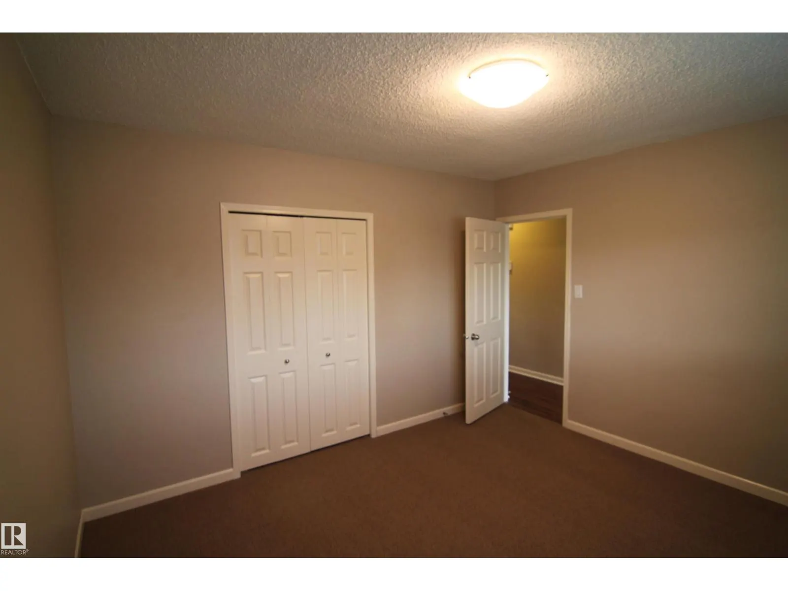 9404 9406 HOLYROOD RD NW