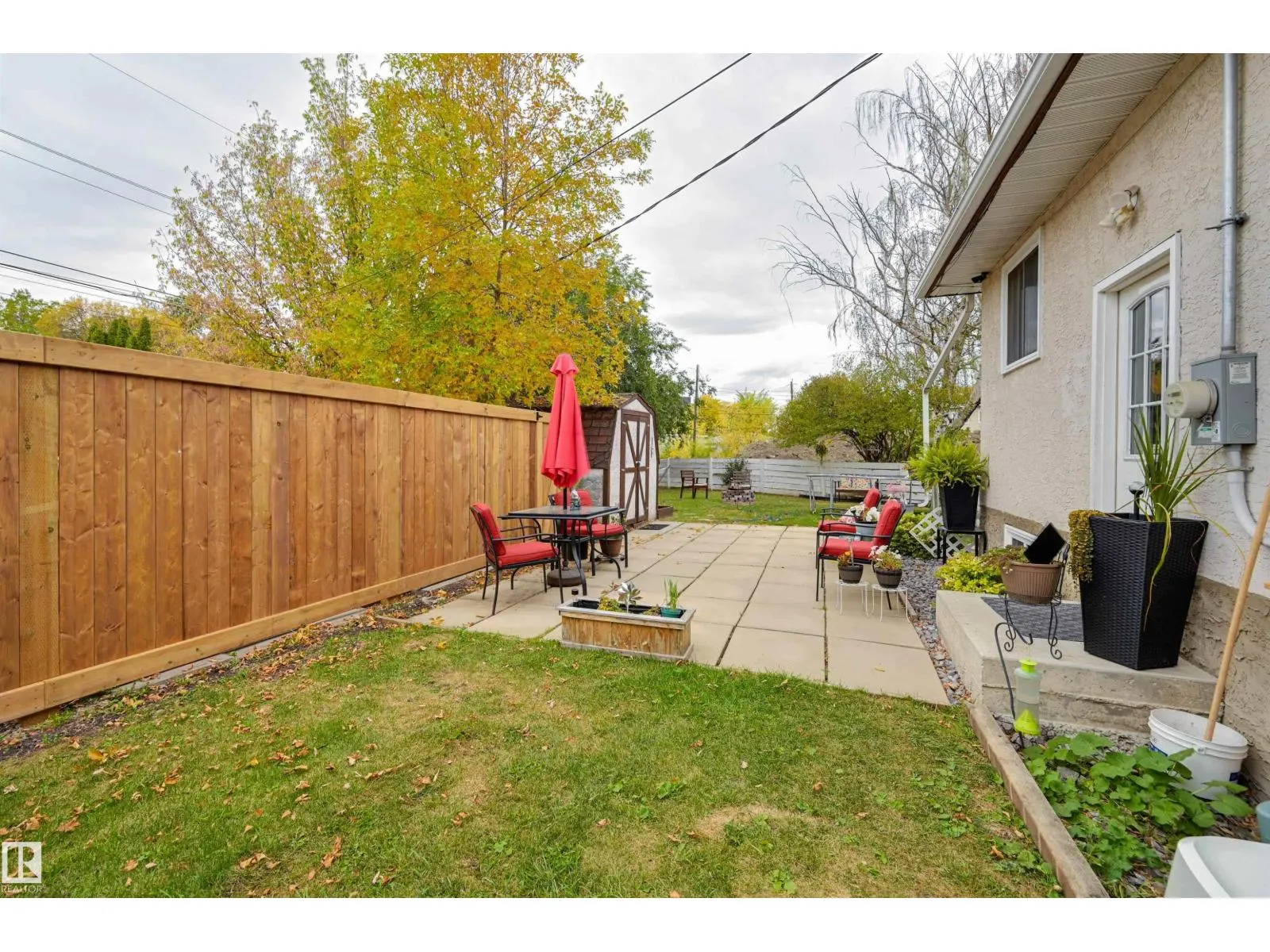 9404 9406 HOLYROOD RD NW