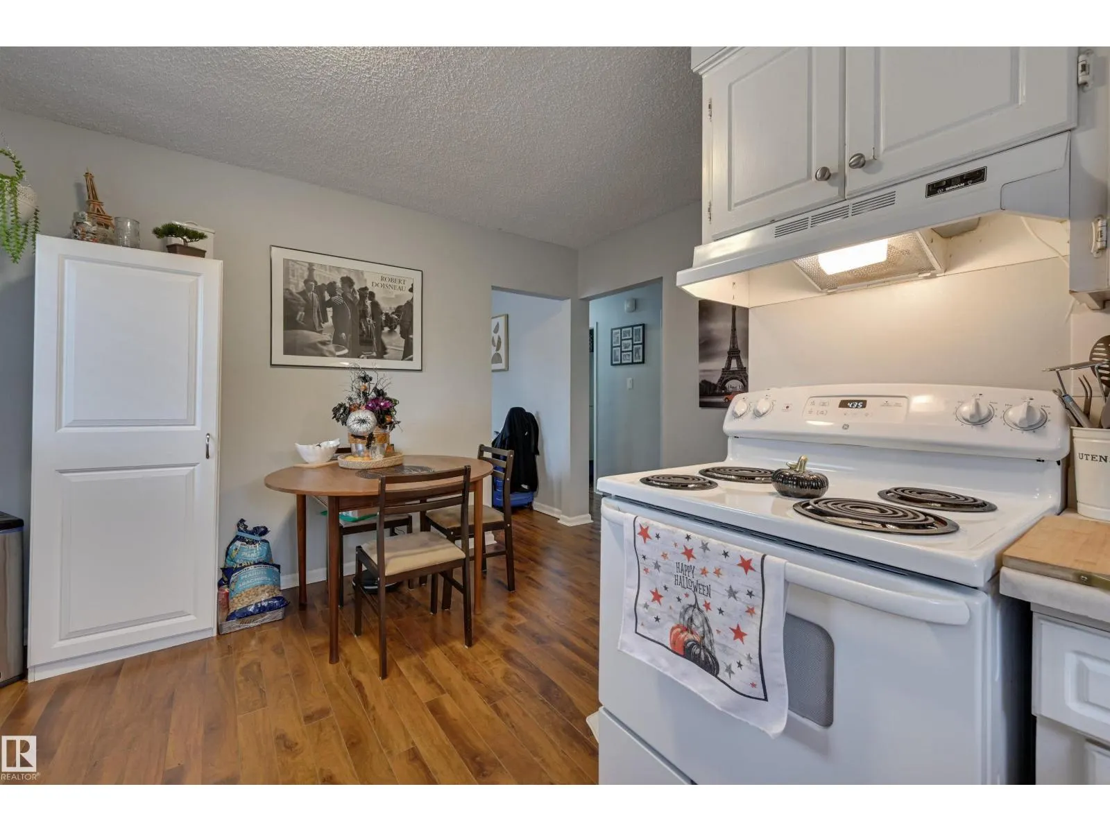 9404 9406 HOLYROOD RD NW