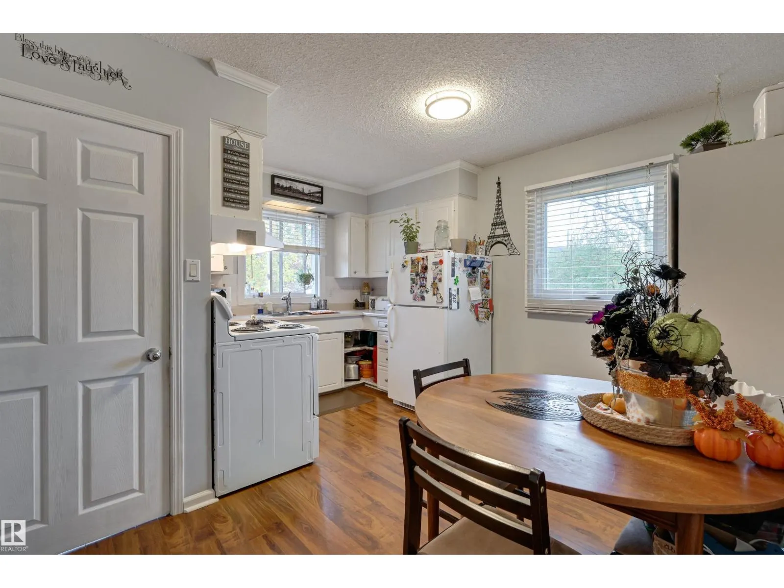 9404 9406 HOLYROOD RD NW