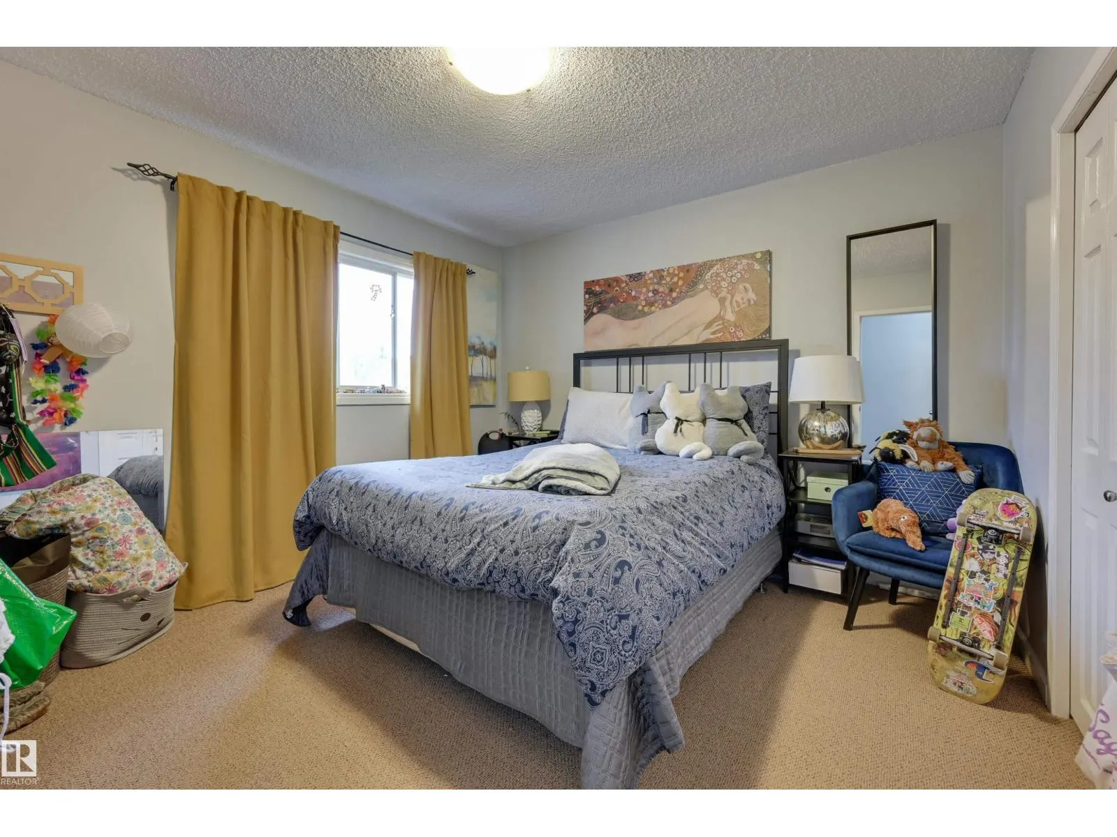 9404 9406 HOLYROOD RD NW