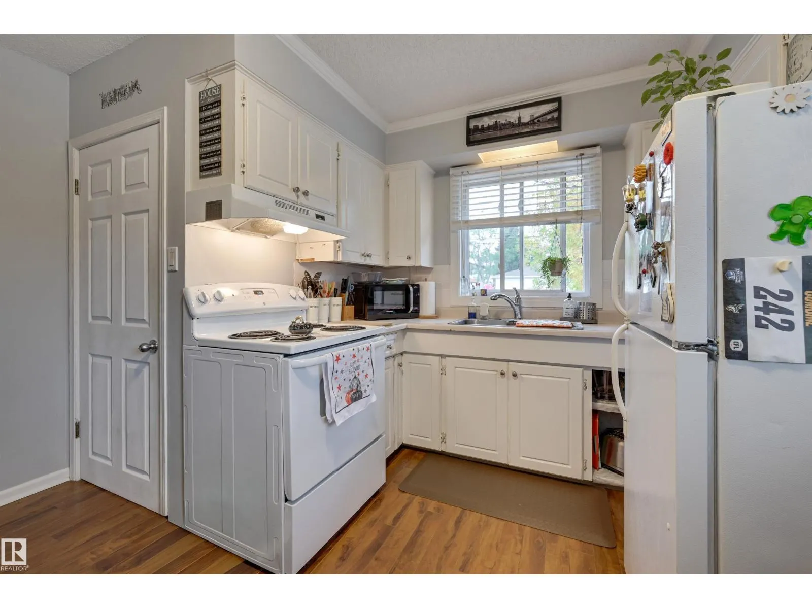 9404 9406 HOLYROOD RD NW
