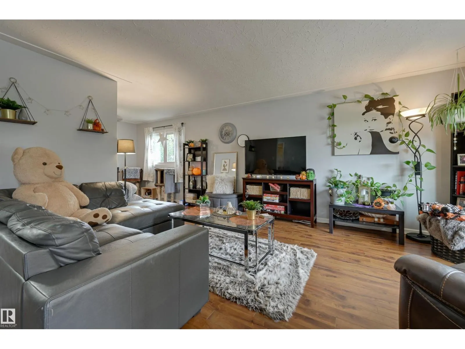 9404 9406 HOLYROOD RD NW