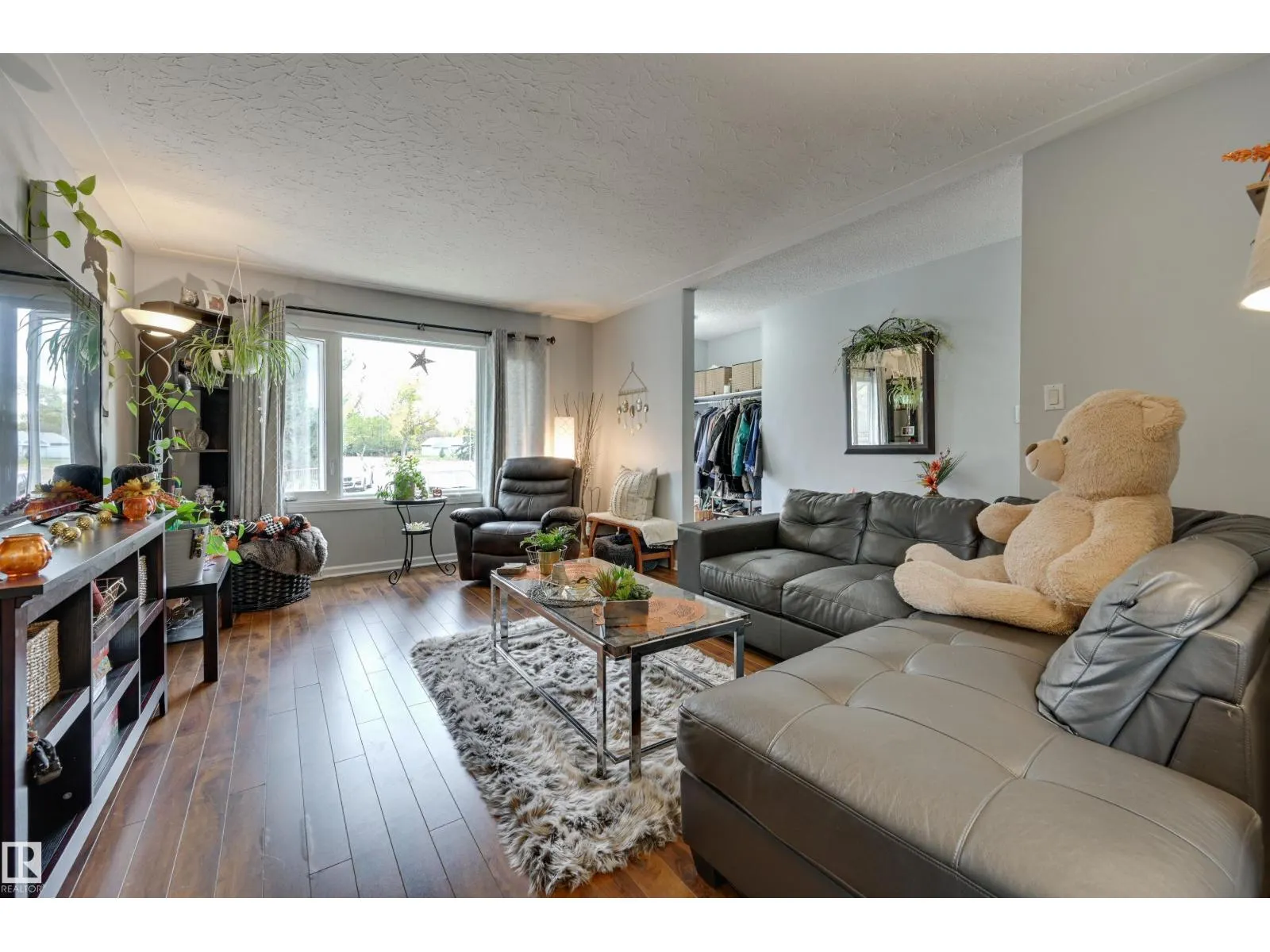 9404 9406 HOLYROOD RD NW