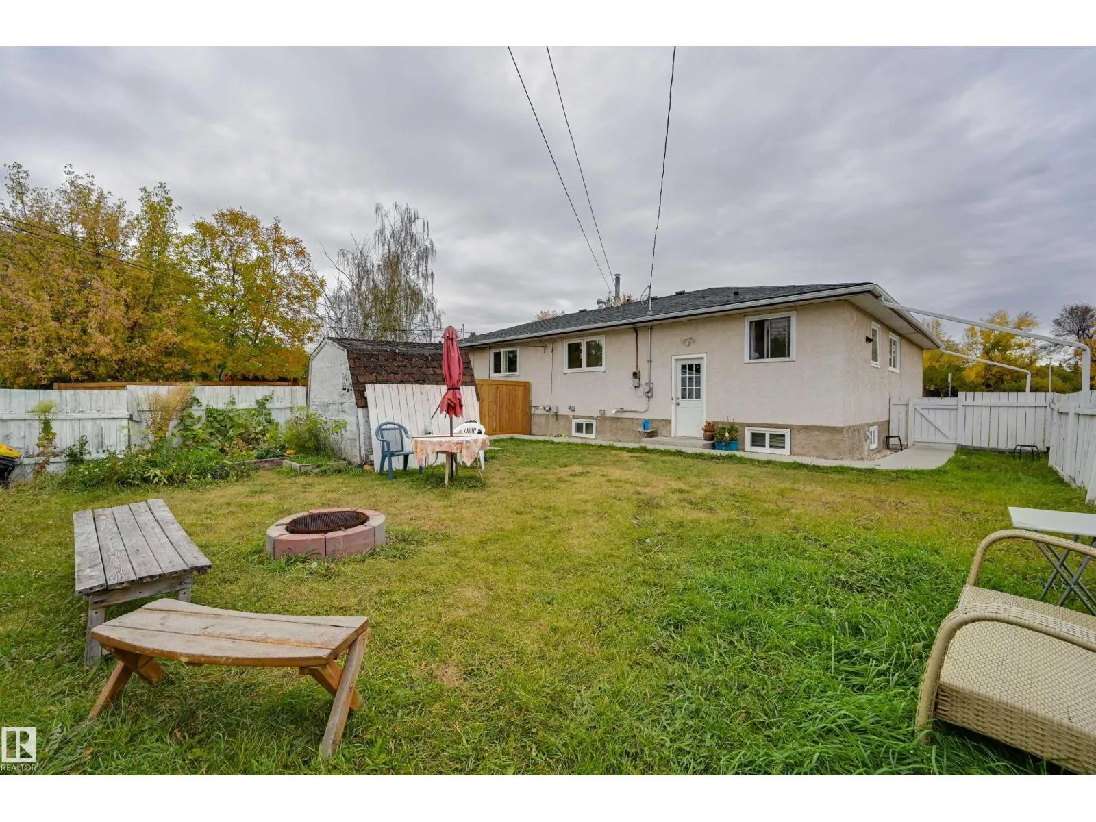 9404 9406 HOLYROOD RD NW