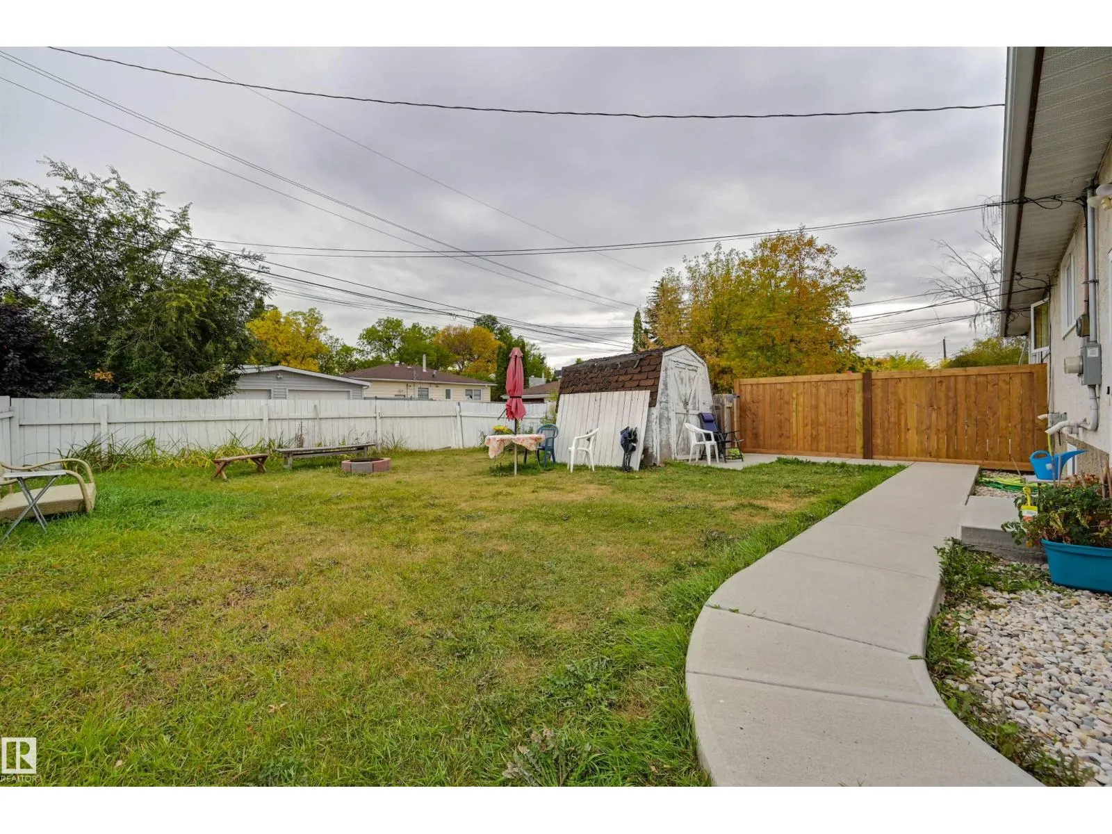 9404 9406 HOLYROOD RD NW