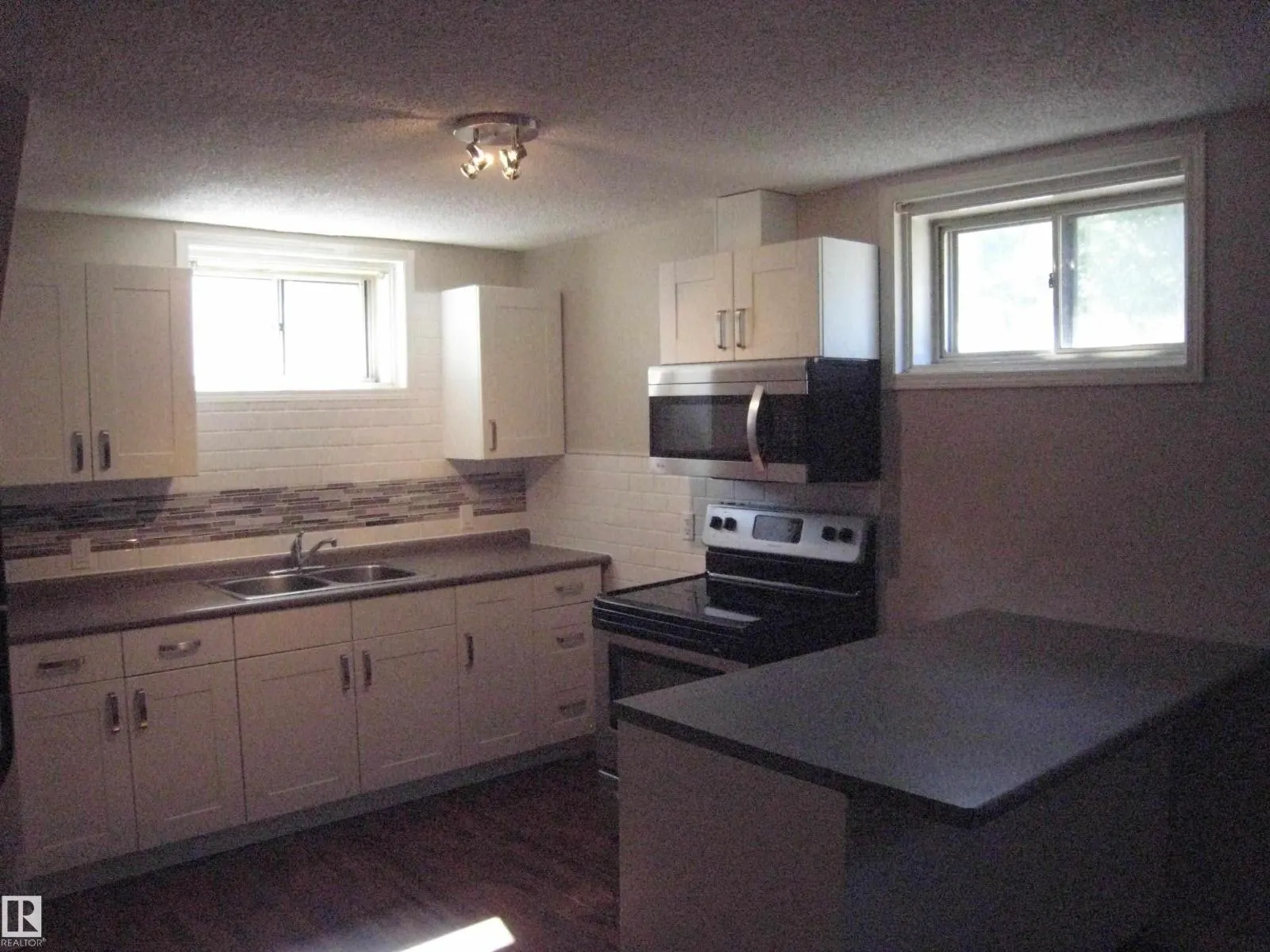 9404 9406 HOLYROOD RD NW