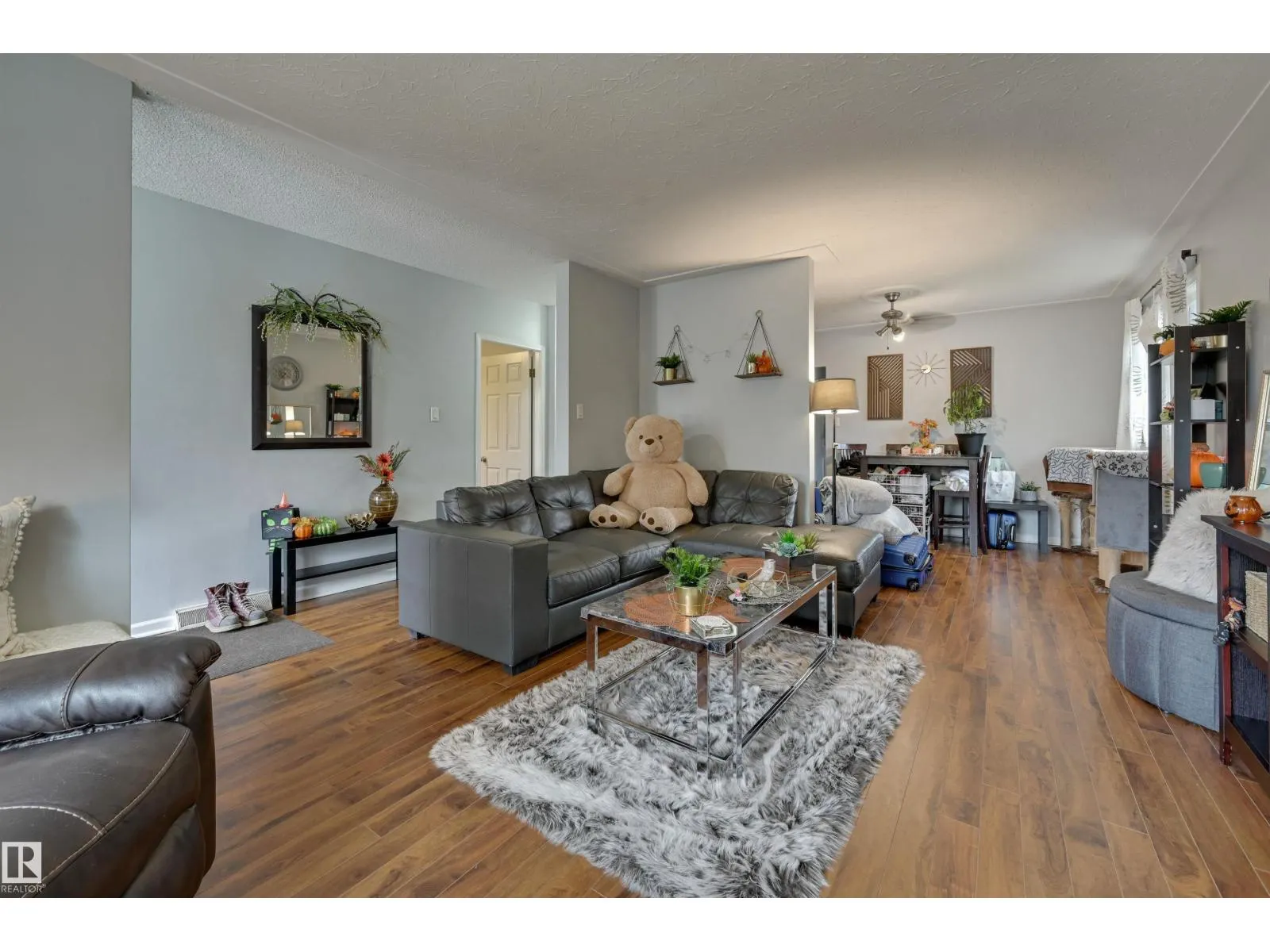 9404 9406 HOLYROOD RD NW