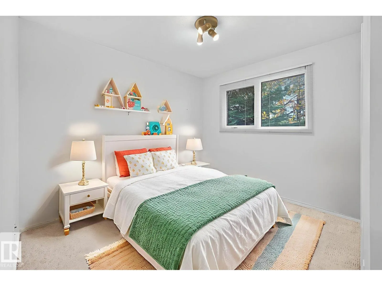 1904 89 ST NW