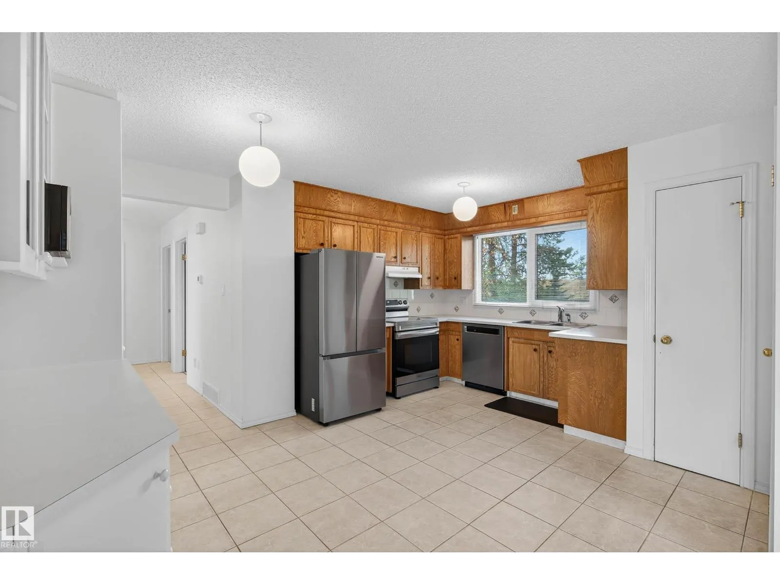 1904 89 ST NW