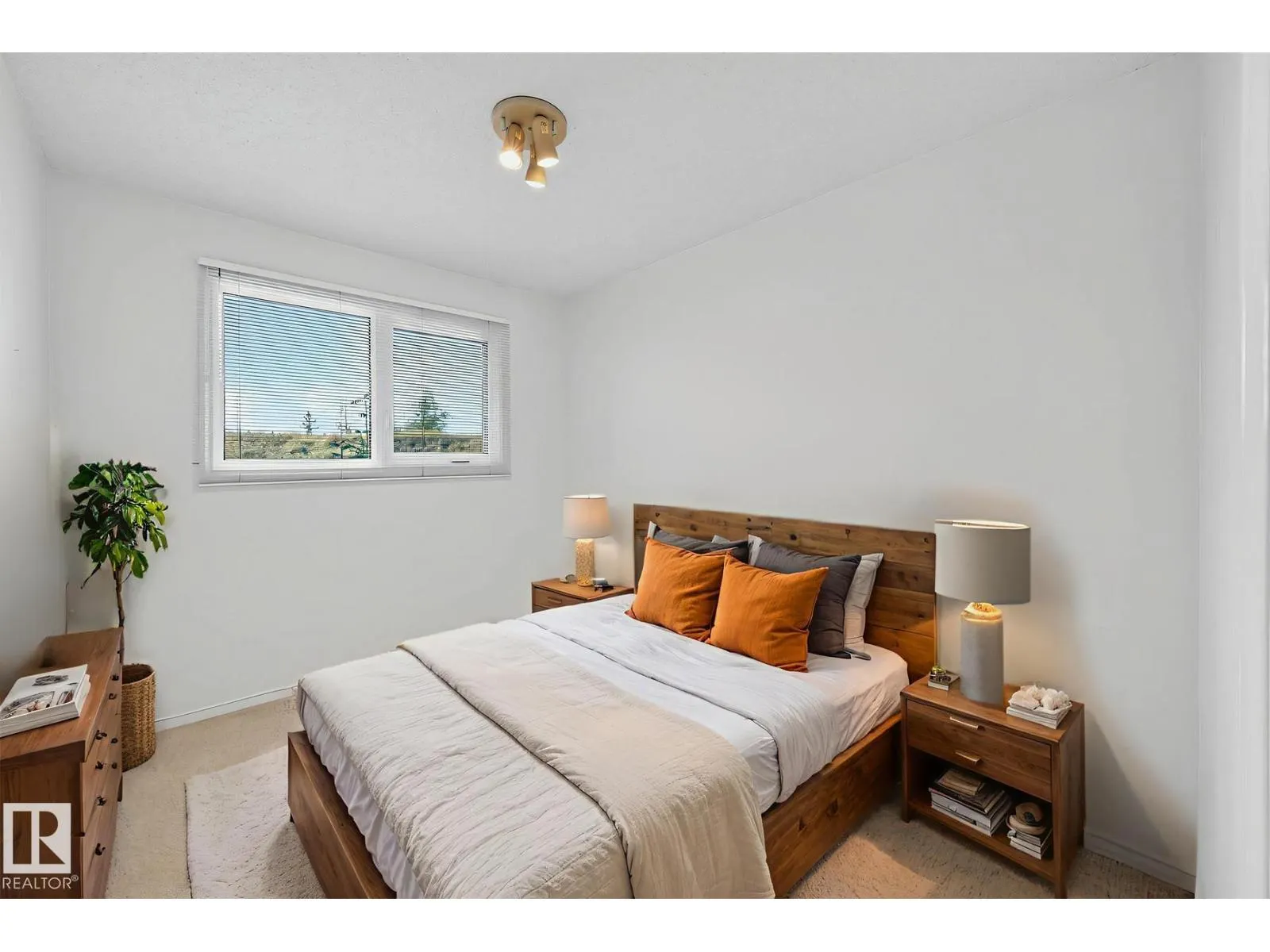 1904 89 ST NW