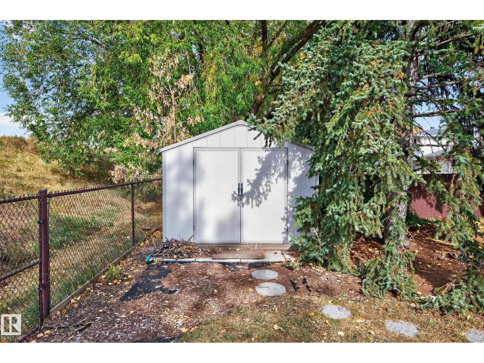 1904 89 ST NW
