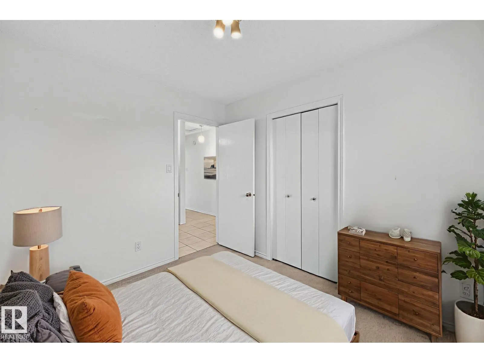 1904 89 ST NW