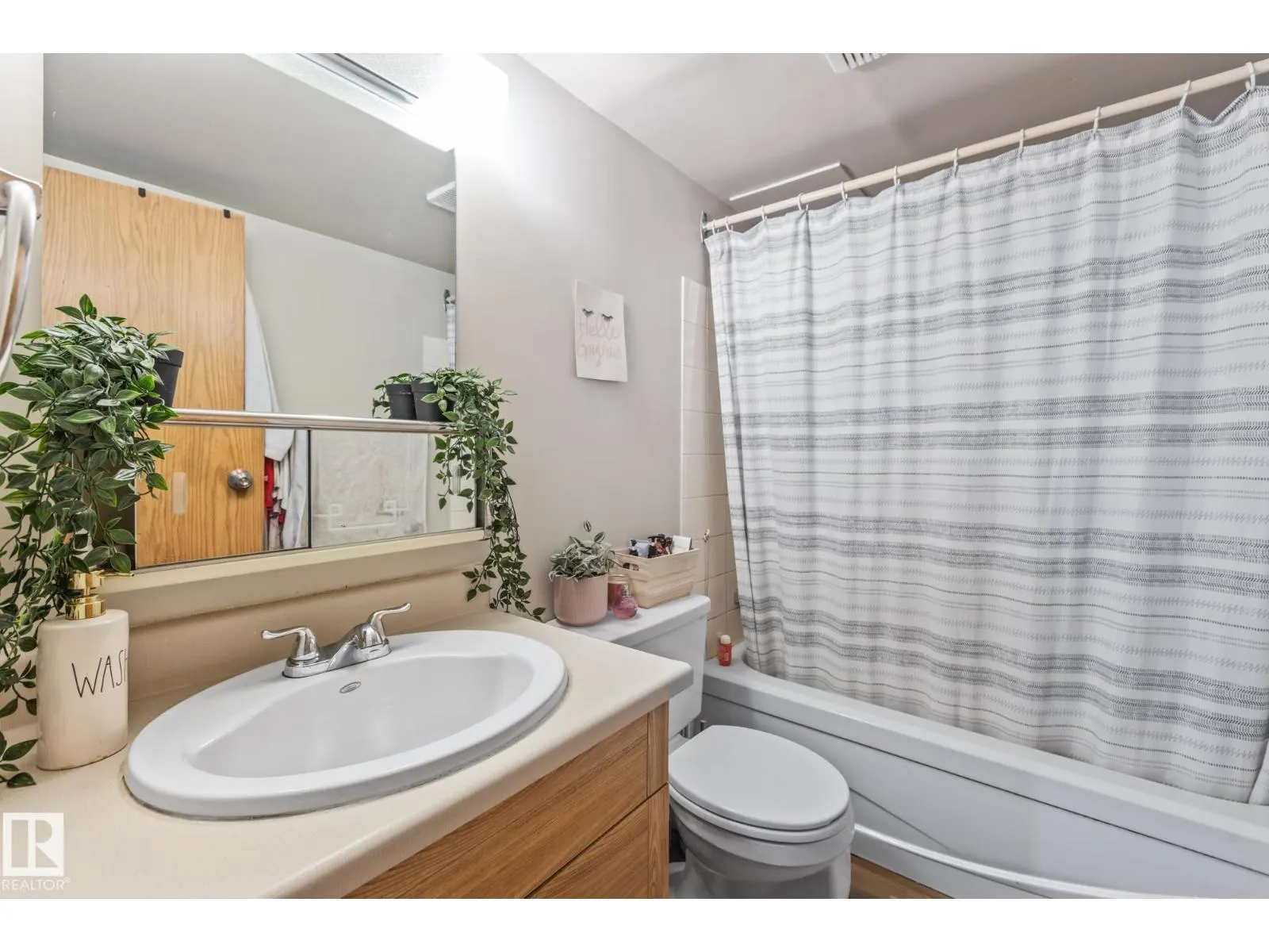 #905 9917 110 ST NW