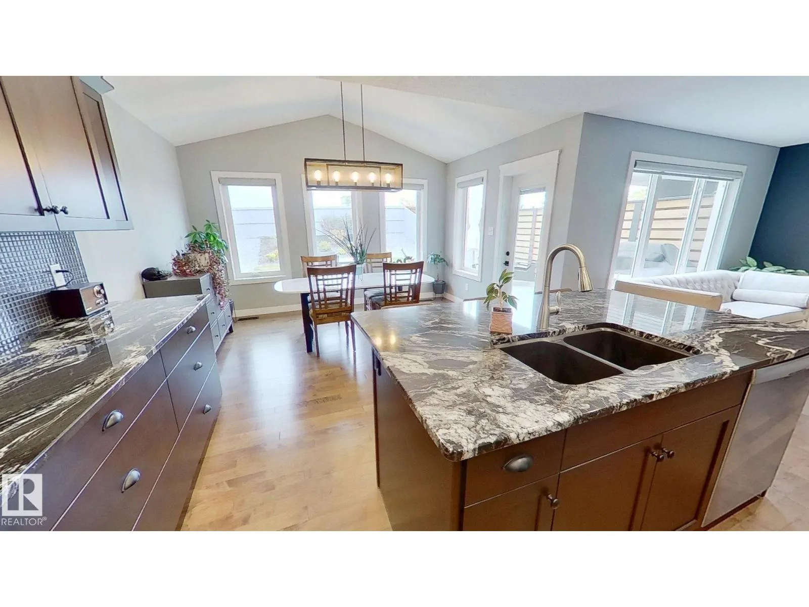 122 SUNTERRA WY