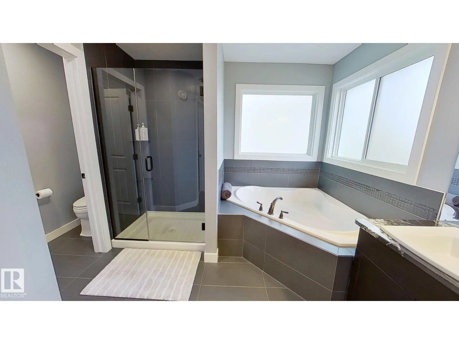 122 SUNTERRA WY