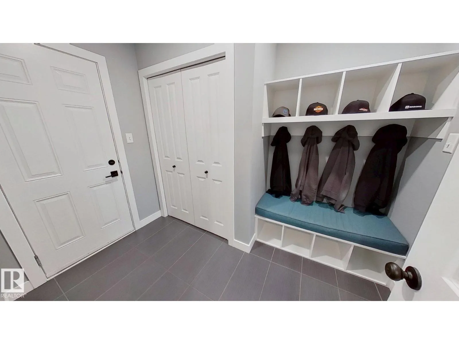 122 SUNTERRA WY
