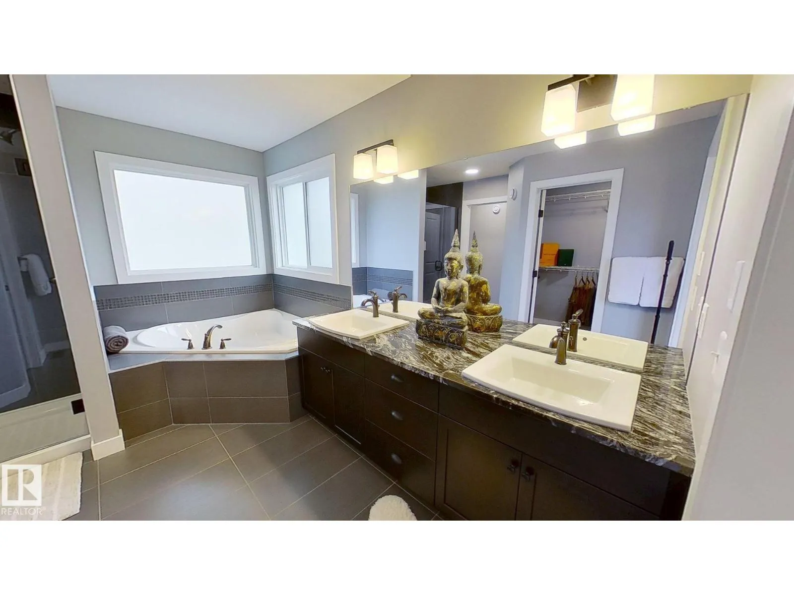 122 SUNTERRA WY