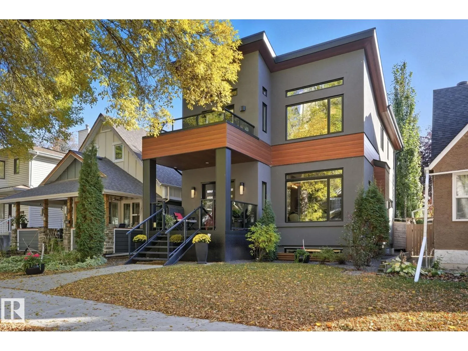 11121 81 AV NW