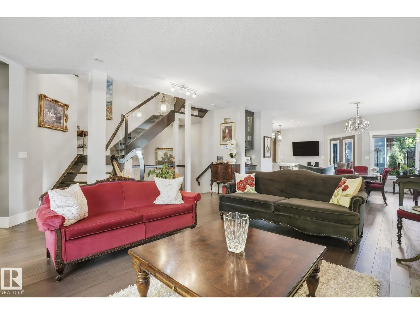 11121 81 AV NW