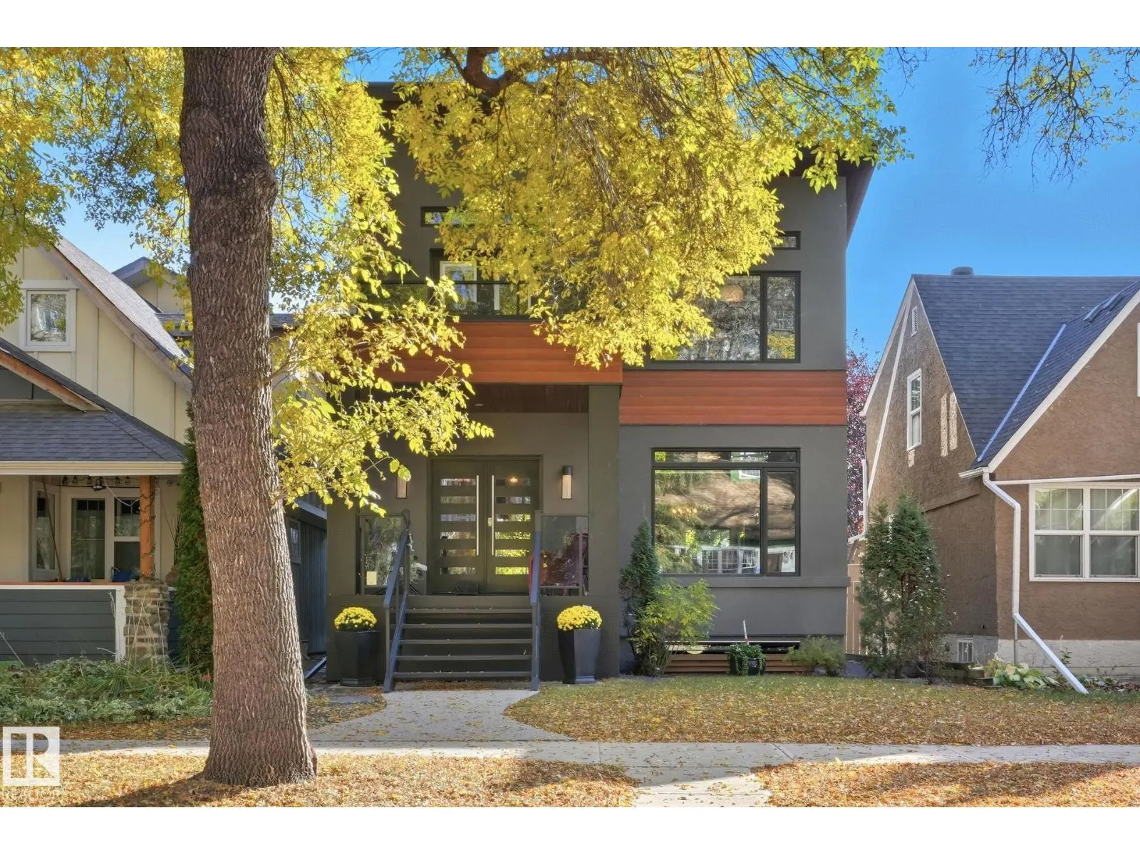 11121 81 AV NW