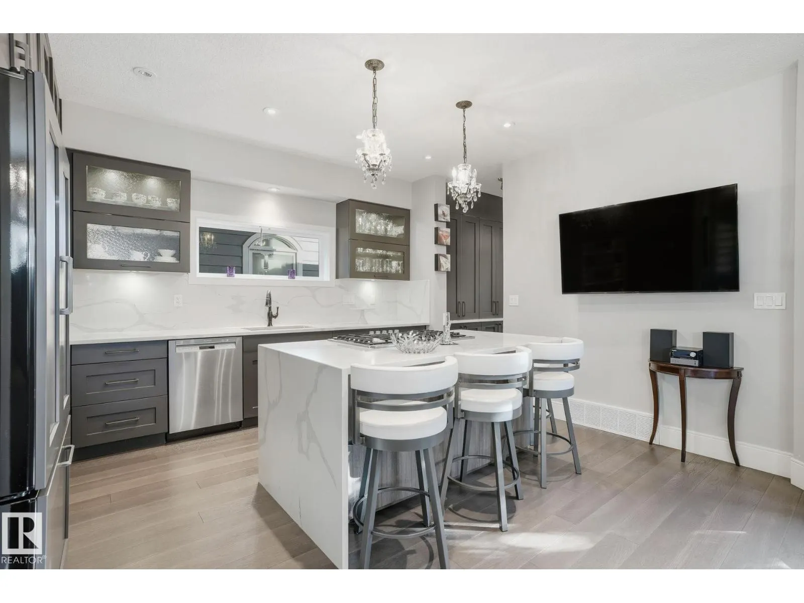 11121 81 AV NW