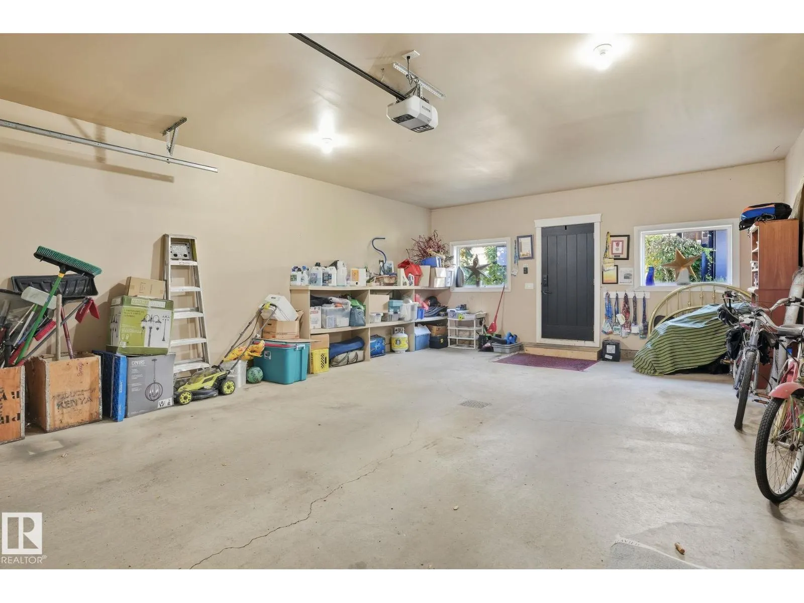 11121 81 AV NW